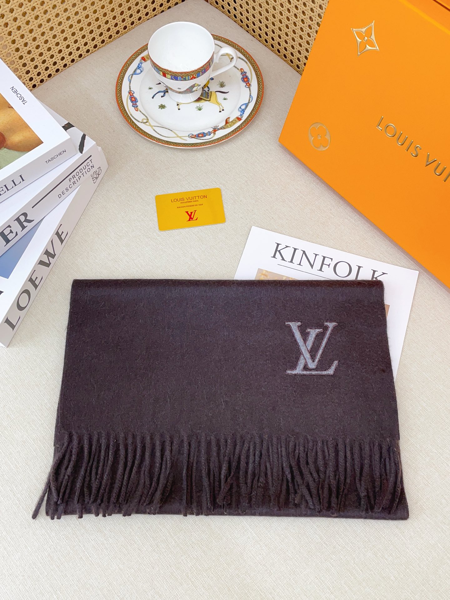 ✨✨【羊绒款】驴家🫏专柜同步【羊绒长巾刺绣🪡】经典设计完美，刺绣的驴家标志，强烈推荐手慢无‼️价格真心好