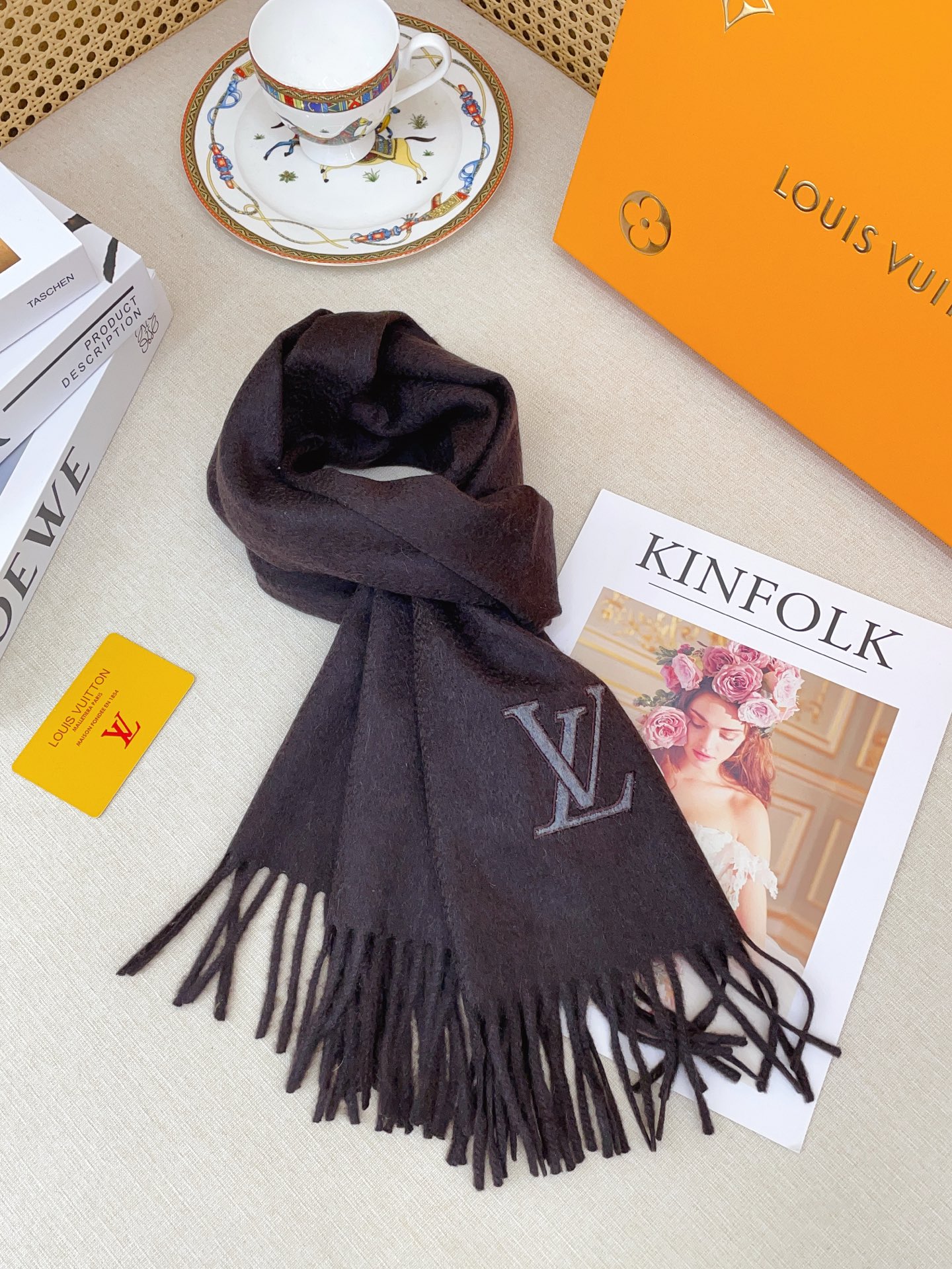 ✨✨【羊绒款】驴家🫏专柜同步【羊绒长巾刺绣🪡】经典设计完美，刺绣的驴家标志，强烈推荐手慢无‼️价格真心好