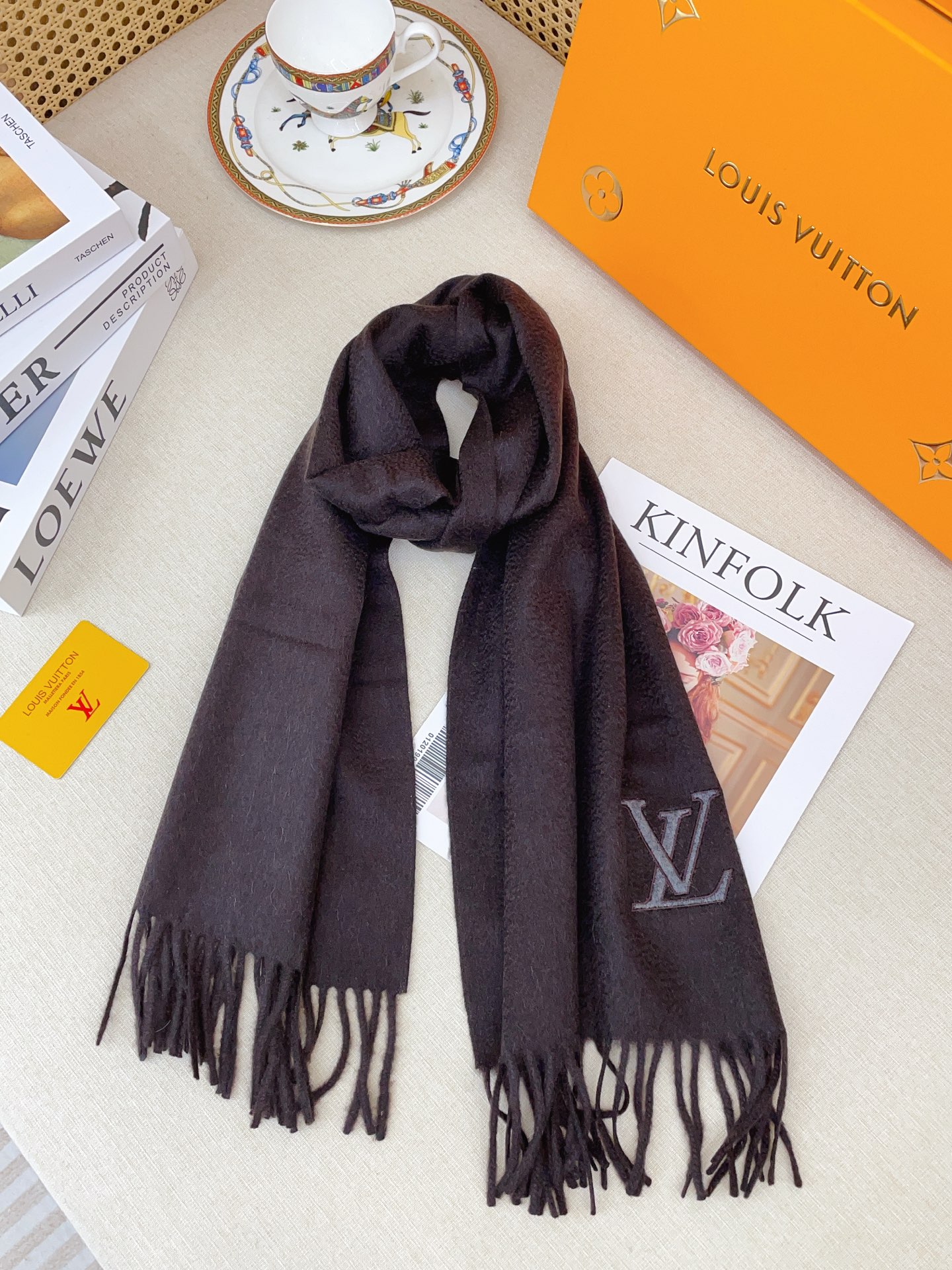 ✨✨【羊绒款】驴家🫏专柜同步【羊绒长巾刺绣🪡】经典设计完美，刺绣的驴家标志，强烈推荐手慢无‼️价格真心好