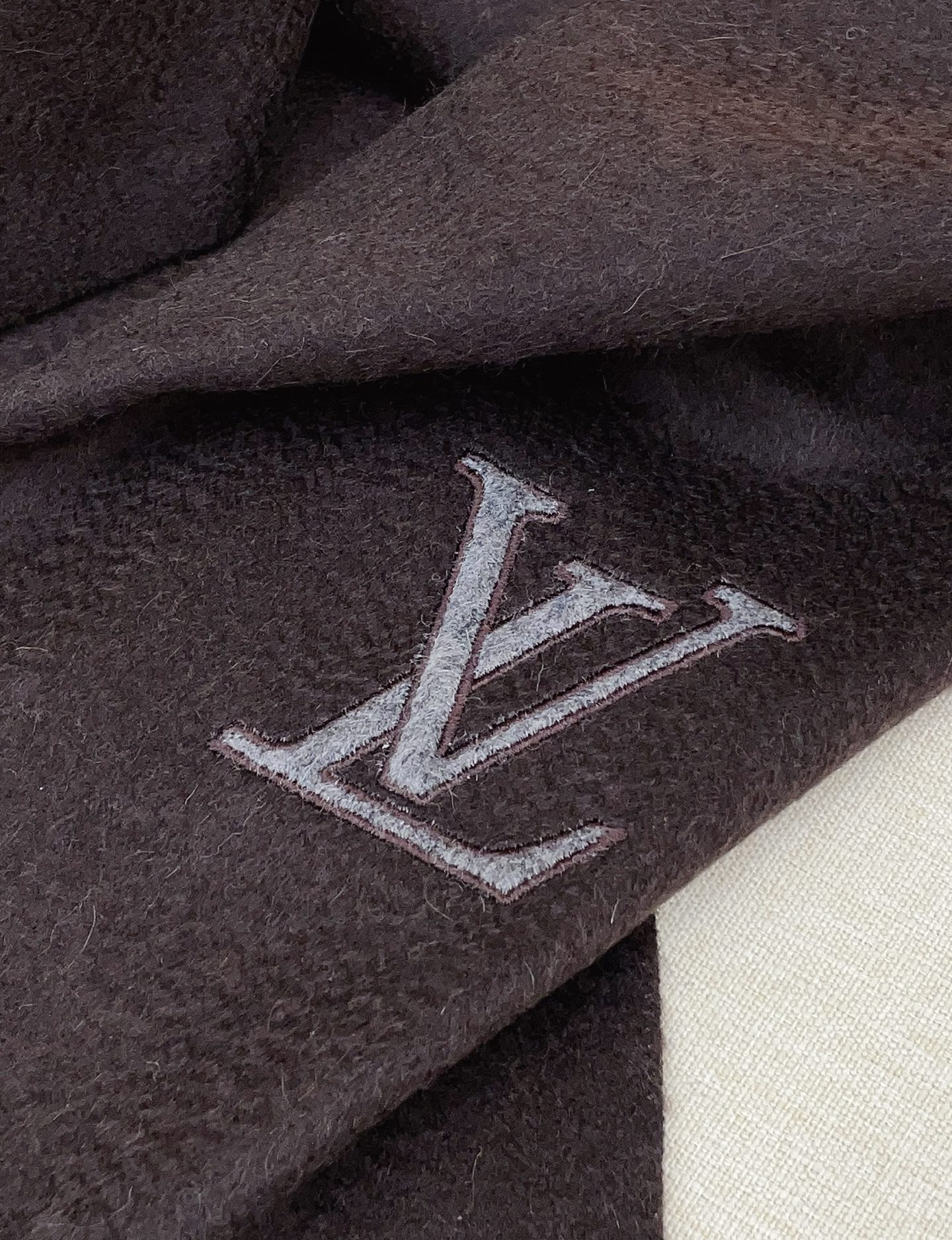 ✨✨【羊绒款】驴家🫏专柜同步【羊绒长巾刺绣🪡】经典设计完美，刺绣的驴家标志，强烈推荐手慢无‼️价格真心好