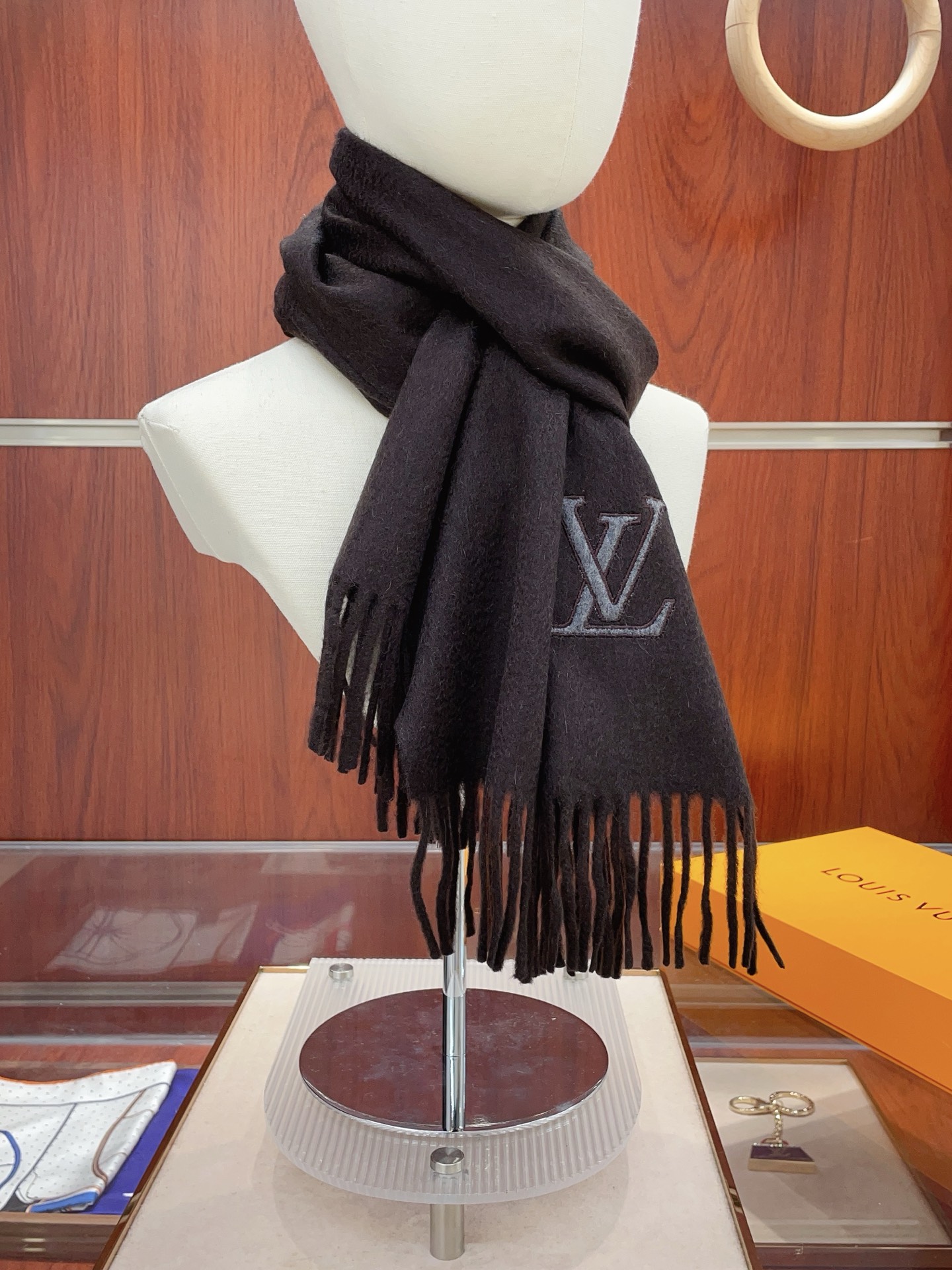 ✨✨【羊绒款】驴家🫏专柜同步【羊绒长巾刺绣🪡】经典设计完美，刺绣的驴家标志，强烈推荐手慢无‼️价格真心好