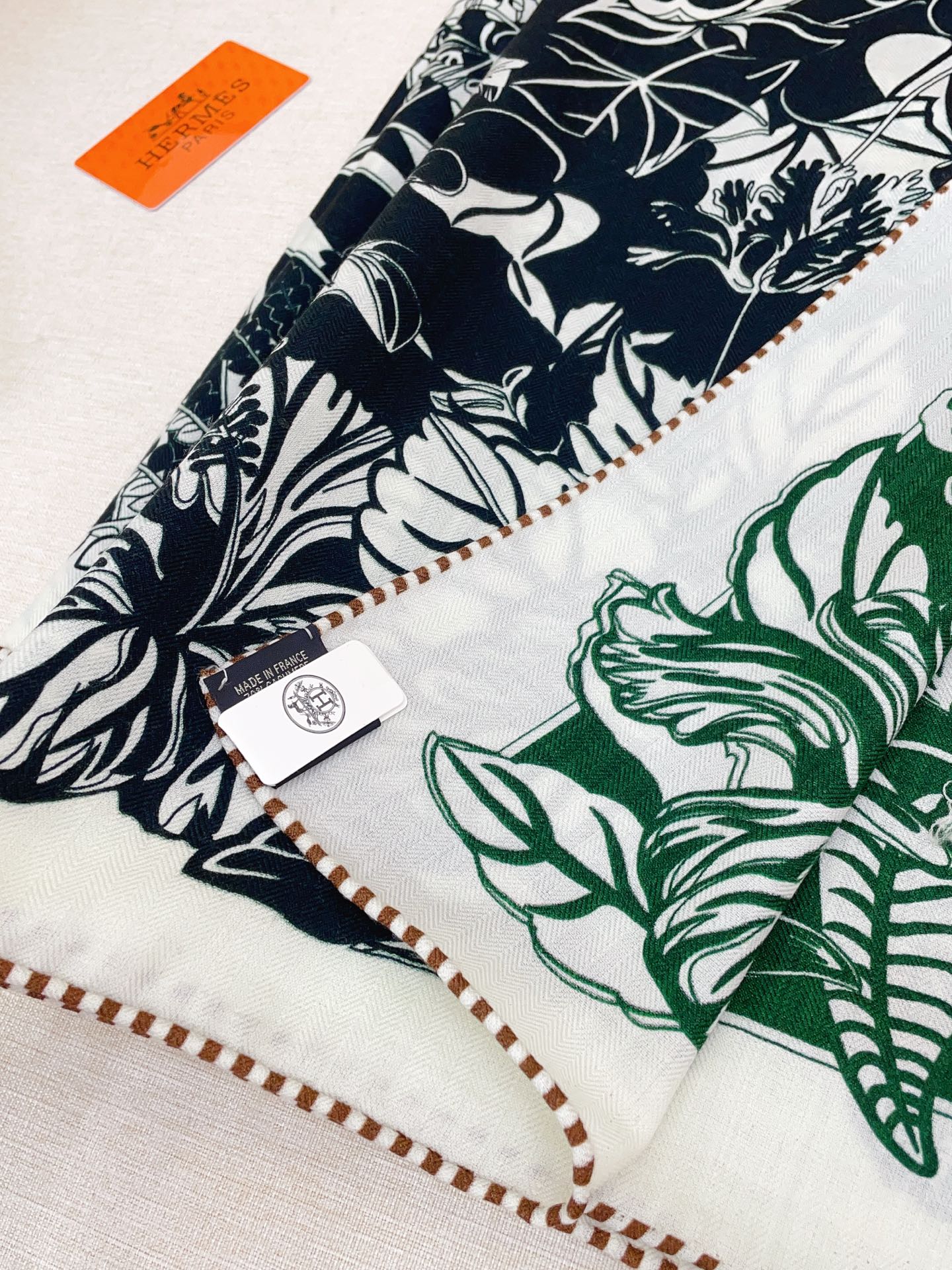 ✨✨【双面异色 丝毛款】H家羊绒新款 买了都说好看‼️推荐💕【红鹤派队 140】羊绒方巾‼️H家ZG爆款