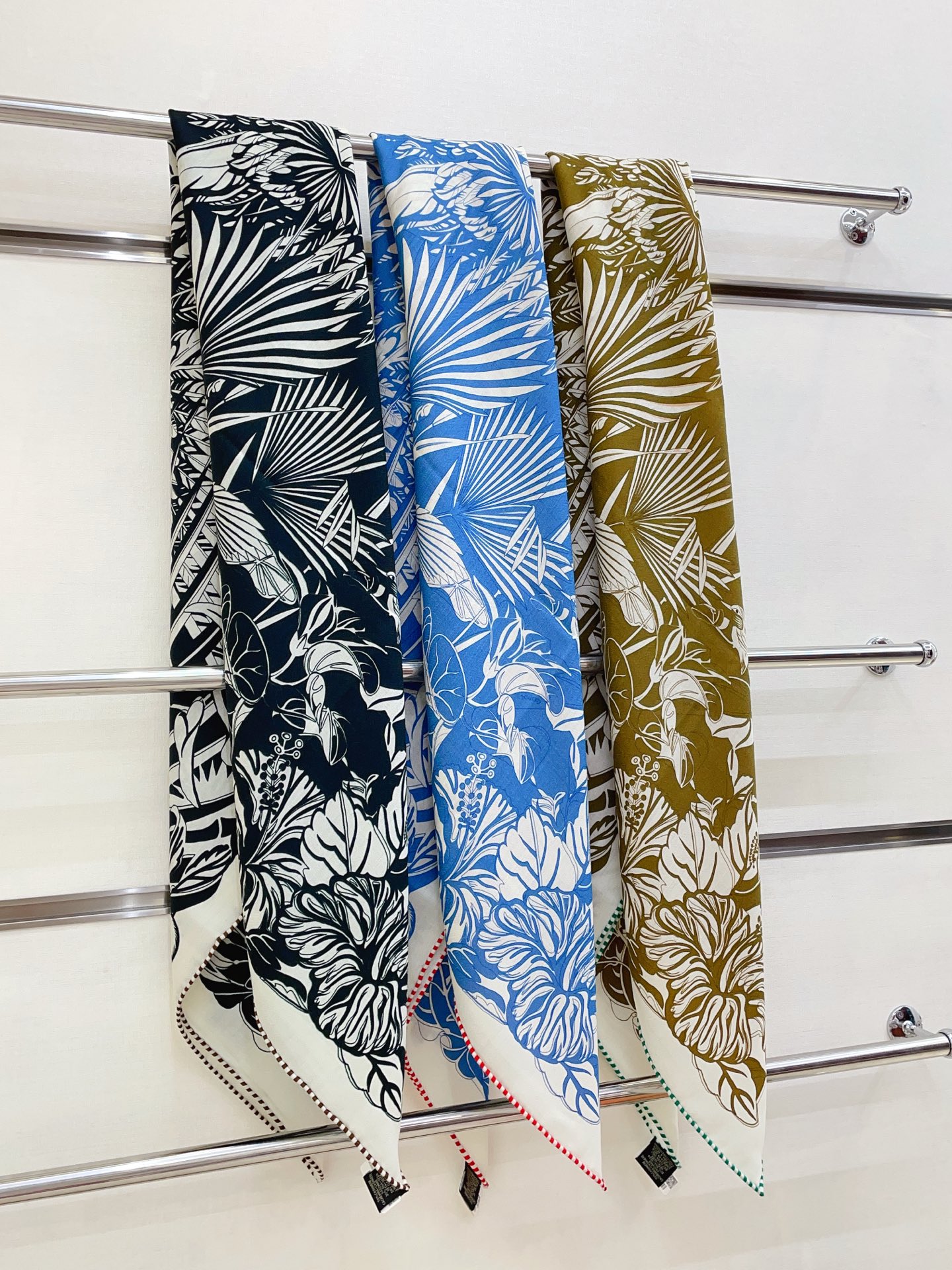 ✨✨【双面异色 丝毛款】H家羊绒新款 买了都说好看‼️推荐💕【红鹤派队 140】羊绒方巾‼️H家ZG爆款