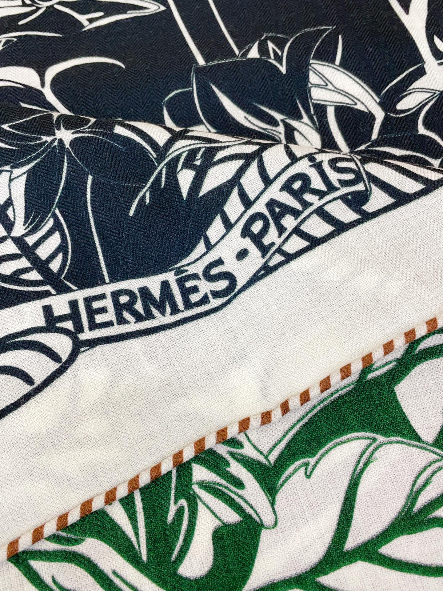 ✨✨【双面异色 丝毛款】H家羊绒新款 买了都说好看‼️推荐💕【红鹤派队 140】羊绒方巾‼️H家ZG爆款