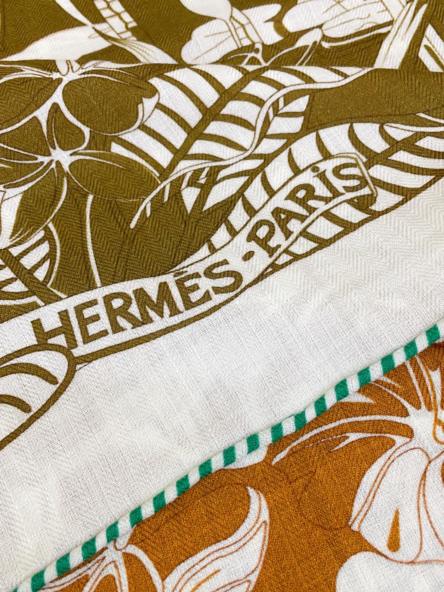 ✨✨【双面异色 丝毛款】H家羊绒新款 买了都说好看‼️推荐💕【红鹤派队 140】羊绒方巾‼️H家ZG爆款