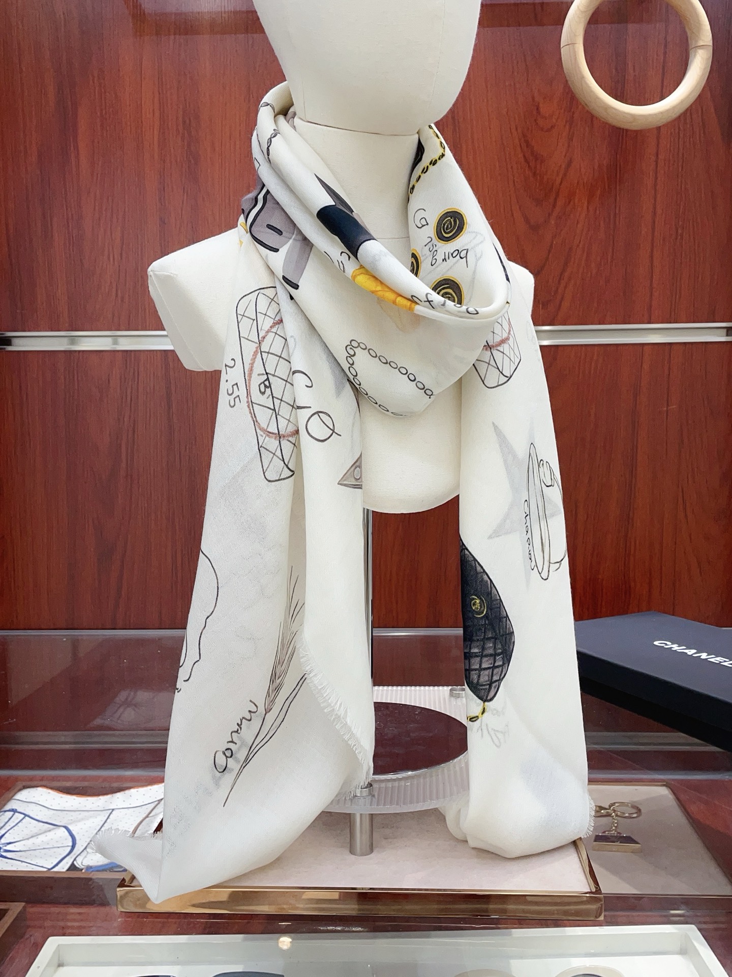 NO:587243,[Double-sided same color cashmere style] Xiaoxiang cashmere square scarf grab VIP recommendation Be sure to buy it quickly [High-end love pure cashmere Baby touch is so comfortable that it is a woman's stunner Very few goods can be used in all seasons. It is really beautiful and makes people very, very excited. The upper body effect is simply beautiful. The quality is perfect. The whole scarf gives a big-name aura and is very delicate and beautiful at the same time. It is definitely a new style worth buying. Once you get the real thing, you will be glad that you are a woman's perfect product.  It is worth appreciating the perfect temperament and taste. Ditails are preferred by VIPs. Upper size is 140*140cm. Cashmere high version scarf, high version scarf19860909【双面同色 羊绒款】小香 羊绒方巾抢VIP推荐 下手一定要快【高端 大爱 纯羊绒 婴儿触感舒服到飞女人尤物 货极少 四季都可以用真心美的让人非常非常心动 上身效果简直美翻了 品质非常完美 整个围巾给人大牌气场的同时又非常精致秀丽绝对值得入手的新款 实物一拿到就会庆幸自己是女人的绝美好货 值得品鉴完美气质品味Ditails首选VIP们 上尺寸140*140cm.羊绒高版本围巾,高版本围巾,scarf