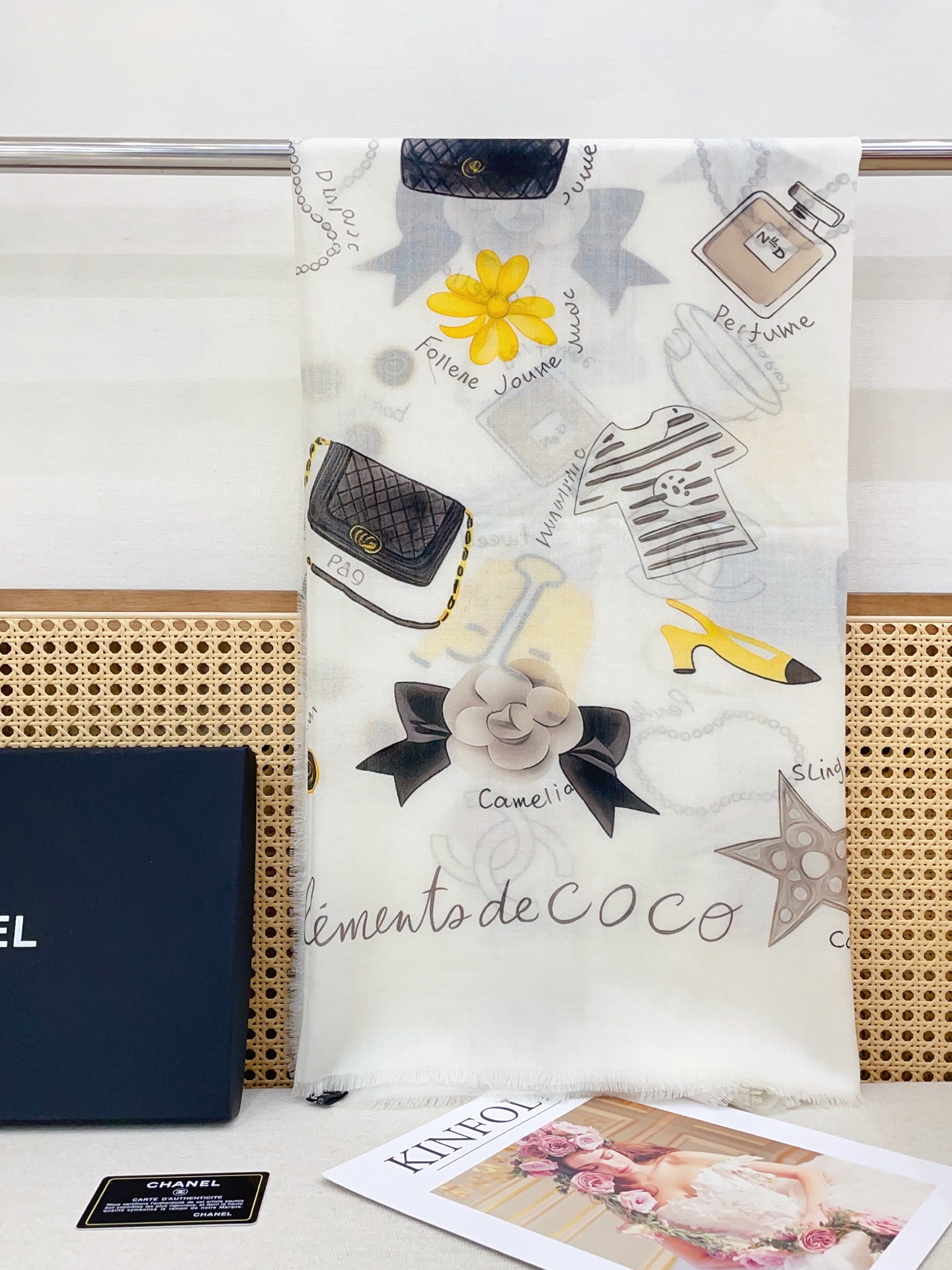 🉐️240✨✨【双面同色 羊绒款】小香 羊绒方巾‼️抢‼️VI🉐️推荐 ‼️👍下手一定要快【高端 大爱 ‼️纯羊绒 婴儿触感舒服到飞❤️女人尤物 货极少 四季都可以用‼️真心美的让人非常非常心动 上身效果简直美翻了 品质非常完美👍‼️ 整个围巾给人大牌气场的同时又非常精致秀丽💟绝对值得入手的新款💟‼️ 实物一拿到就会庆幸自己是女人的绝美好货😂 值得品鉴‼️完美气质品味Ditails首选👍VI🉐️们 上‼️🌟尺寸:140*140cm。100%羊绒