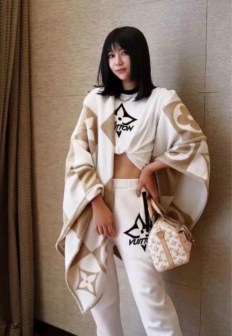 NO:587266,The best hard goods, the classic LV pattern is popular all over the world. The details of Louis Vuitton neo mongaram presbyopia blanket that shocked the world can be seen at a glance. The texture is so delicate that it can be concave in the home. It is a sharp tool for car travel. 180*14090 lambsmere, 10% cashmere, very textured. 10000+ counters are luxurious and domineering, and the precision high-density fonts are extremely clear.  .The fabric is Australia's most delicate sherpa. This single item sold in Dubai is more luxurious than ordinary counters. Look at each logo and it's exquisite. It's a high-end counter. It's a must-have for all kinds of celebrities. Internet celebrities are snapping up it. Scarves, shawls and blankets are stress-free!  high version scarf,high version scarf,louis vuitton,louis vuitton,blankets,blankets,shawls19860909极品硬货,经典LV图案风靡了全世界,惊爆世人的 louis vuitton neo mongaram老花毛毯细节一眼就能看出,纹路细腻到爆,可以家居凹造型,汽车旅行的利器,180*14090羔羊绒 ,10的山羊绒,十分有质感 专柜10000+奢华霸气,精工高密度字体无比清晰 .面料为澳洲最细腻羊羔绒这单单供迪拜的比普通专柜更奢华,再看看每个标志精致到不行,走高端走专柜的进 ,各种明星各种名人均必备,达人网络红人疯抢,围巾披肩毯子毫无压力！高版本围巾,高版本围巾,louis vuitton,louis vuitton,blankets,blankets,shawls,scarf