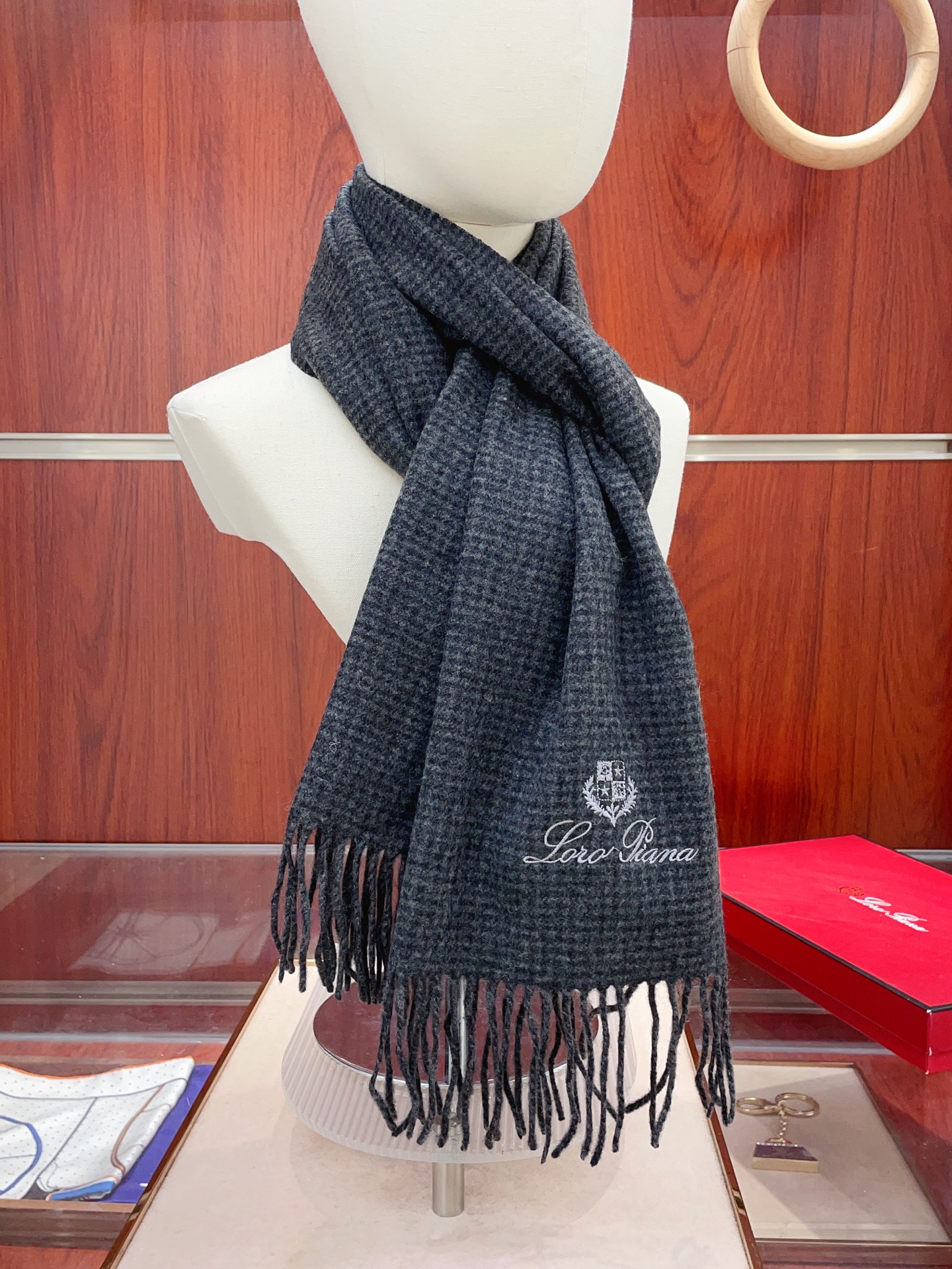 NO:587239,[All cashmere style] Loro Piana ·  Nuoyoupanya is too high to give away and keep for yourself. It has launched a lot of new products, hot-selling products, and the best hard goods in the channel~ It feels soft and waxy, and the fabric is soft and delicate. LP has always strictly selected the highest quality cashmere as the benchmark. There is no harm without comparison. The world's top cashmere makes the scarf extremely luxurious and adds to its beauty.  And functionality, no headache in matching, no regrets for ten thousand years. What is particularly recommended is that this model is in plaid color series, carefully selected popular colors, the color is bright and high-end, and the whole family can match any color with each other. 30*180cm, all cashmere high version scarf, high version scarf, loro  piana,loro piana19860909【全羊绒款】Loro Piana · 诺悠翩雅送人自留都太高大上了重磅上新,爆款爆款,渠道极品硬货～手感软糯,面料柔软细腻LP一直以严格选用最高品质的羊绒为基准,没有对比就没有伤害,世界最顶级羊绒更是让围巾奢华到不行,更是增加了美感和功能性,搭配不头疼,不留后悔一万年,特别值得推荐的是,此款是格纹色系,精挑细选的流行配色,色彩感鲜明又高级的感觉全家哪个颜色都可以互相搭配30*180cm,全羊绒高版本围巾,高版本围巾,loro piana,loro piana,scarf