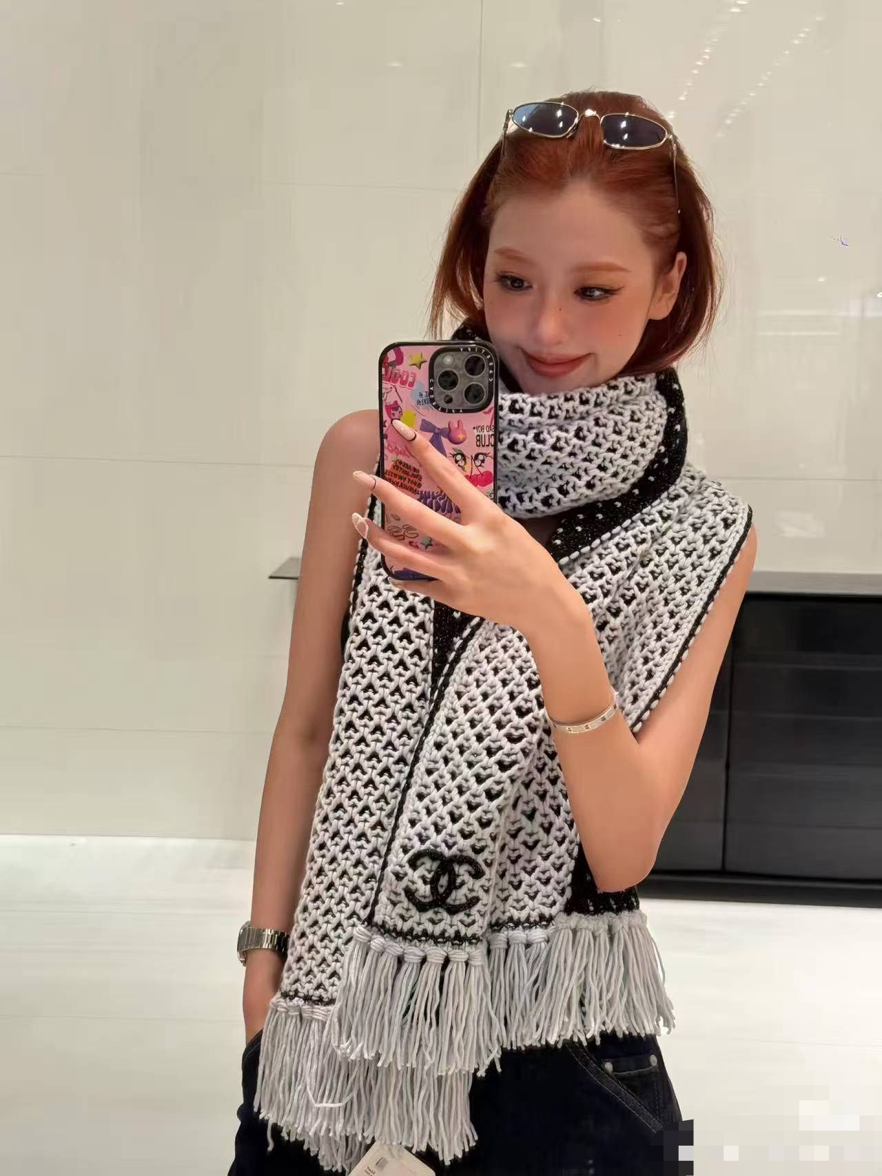NO:587244,[Xiaoxiang’s rare knitted item, gentle color matching, super obsessed with temperament, low-key, quiet and elegant] Highly recommended, it will make your heart beat in a second!  !  !  High-end, luxurious!  eternal!  It’s not the kind of style that goes by in a flash!  !  !  Clothing that maximizes improvement!  The C family's new color knitted cashmere scarf this year is so beautiful. Sisters who know how to match it must understand. This kind of design can greatly enhance the style and aura in autumn and winter. No matter perfect, beautiful figure or temperament, this design is a tool to quickly and maximize the improvement of clothing. size30*190cm (including fringe) top knitted cashmere high version scarf, high version scarf, chanel19860909【小香难得一见的针织单品,温柔配色,超级迷恋气质低调恬静又不失优雅】重点推荐一秒心动啊！！！高级,奢华！永恒！不是那种过眼云烟的款式！！！最大化提升的衣品！C家今年新出的配色针织羊绒围巾,太好看了,会搭配的姐妹一定懂,这样的设计在秋冬季穿搭上很能提升造型气场无可挑剔,无论完,美身材,气质,这种设计,是快速也是最大化提升衣品的利器size30*190cm（含穗）顶级针织羊绒高版本围巾,高版本围巾,chanel,scarf
