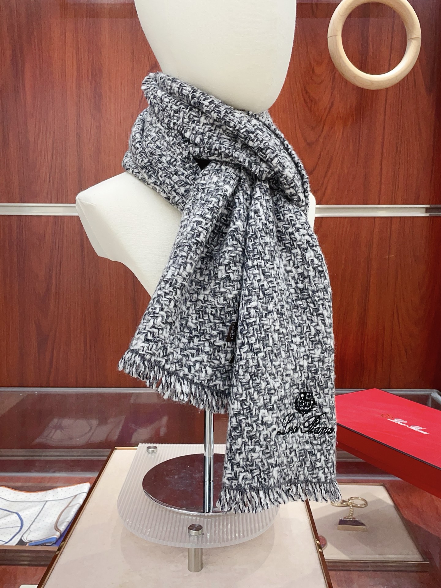 NO:587261,Piana [LP Fine Check Cashmere Long Scarf] LP cashmere family, a new upstart in the cashmere world, only makes the best Piana. You can go and check it out for yourself. Their prices will probably deter you. They are too expensive. They are simply the price of an aristocrat. Only with super high cashmere quality will you be able to do so.  This kind of cashmere scarf favored by this brand is extremely rare in the market. It is really a super high-end product. Only such a big brand can have fashionable decoration, which is generous and decent around the neck. It is simple but not shabby, light and yet decorative. The size is 30*180cm.  Highest version of cashmere scarf, high version scarf, loro piana19860909皮雅娜【LP细格羊绒长巾】LP羊绒世家,羊绒界的新贵,只做最好的皮雅娜自己可以去看看哦,他家的价格估计会让你却步,太贵了,简直是贵族的价格.具有超高羊绒品质才会被此品牌青睐这种羊绒精品围巾是市场上及其少见的,真是超级高端货只有这种大品牌才会拥有时尚装饰,环绕颈间大方得体.简单而不简陋,清淡而不失装饰.规格30*180cm 材质最顶山羊绒高版本围巾,高版本围巾,loro piana,scarf