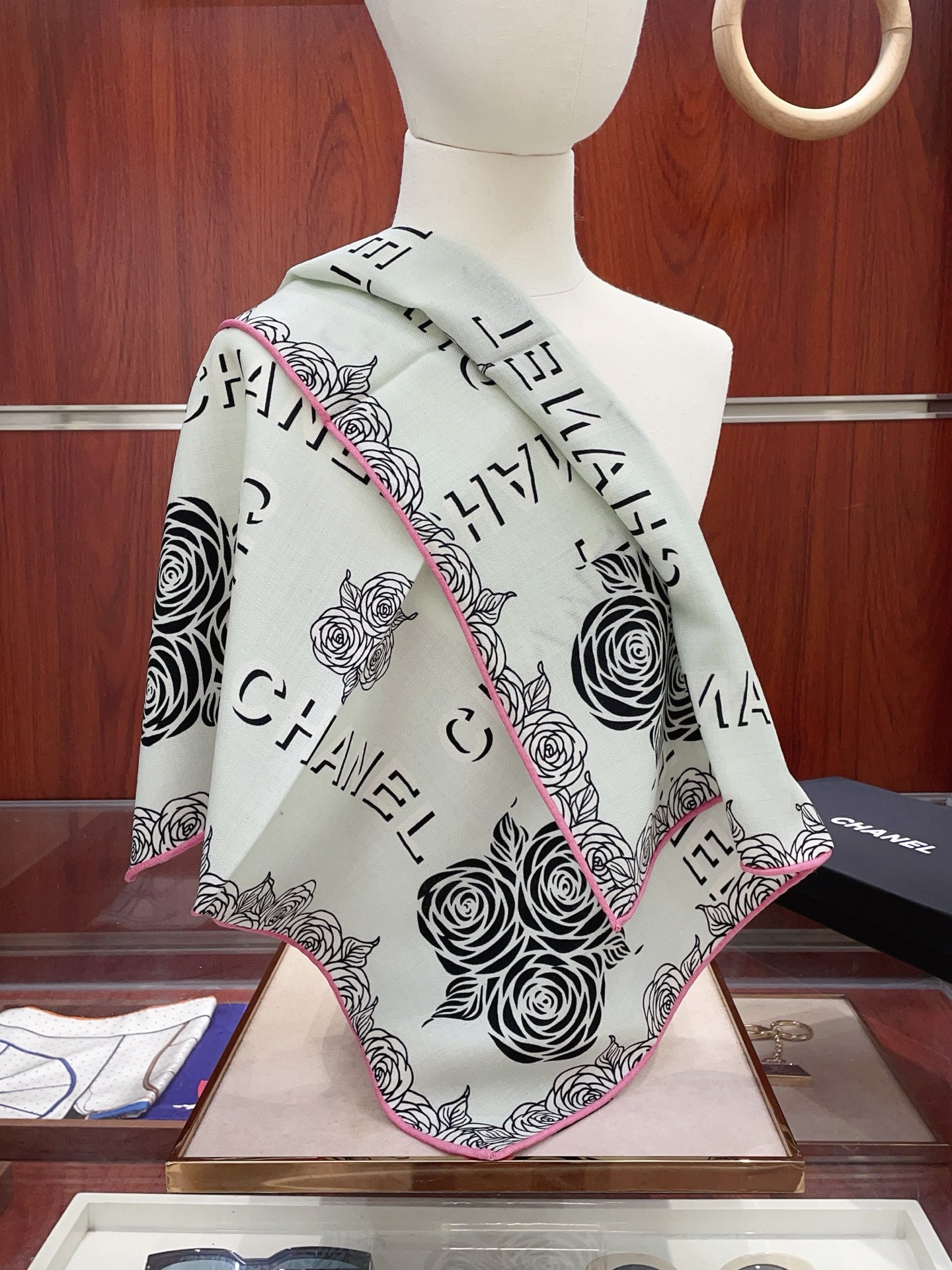 NO:587267,[Silk wool style, double-sided same color] New Xiaoxiangjia [Small square scarf] Autumn and winter silk wool style, you can switch styles at will, compact yet elegant style 60*60 gold size, high-end fashion without being too ostentatious, very design-like and elegant to the core!  This year’s new series~ is really beautiful with such a design!  A must!  The upper body effect is simply high-end and elegant!  high version scarf,high version scarf,chanel,gold19860909【丝毛款 双面同色】新品小香家【小方巾】秋冬丝毛款 随意切换造型 ,小巧又不失优雅的款式 60*60 黄金尺寸 高级时尚又不会过于张扬,很有设计感~气质到骨子里！今年新出的系列~真的被这样的设计美！必入！上身效果简直高级优雅气质到不行！高版本围巾,高版本围巾,chanel,gold,scarf