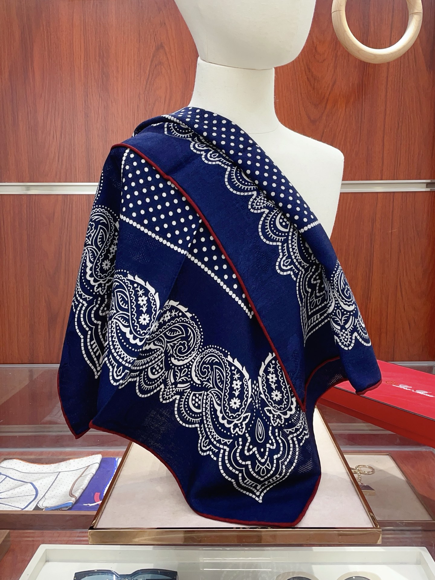 NO:587273,[Dark pattern jacquard silk wool style, same color on both sides] New product LP Home [Small square scarf] Spring and summer silk style, you can switch styles at will, compact yet elegant style, 65*65 gold size, high-end fashion without being too ostentatious, very design-like and elegant to the core!  This year’s new series~ is really beautiful with such a design!  A must!  The upper body effect is simply high-end and elegant!  High version scarf, high version scarf, loro piana, real silk, gold19860909【暗纹提花丝毛款 双面同色】新品 LP家【小方巾】春夏真丝款 随意切换造型 ,小巧又不失优雅的款式 65*65 黄金尺寸 高级时尚又不会过于张扬,很有设计感~气质到骨子里！今年新出的系列~真的被这样的设计美！必入！上身效果简直高级优雅气质到不行！高版本围巾,高版本围巾,loro piana,real silk,gold,scarf