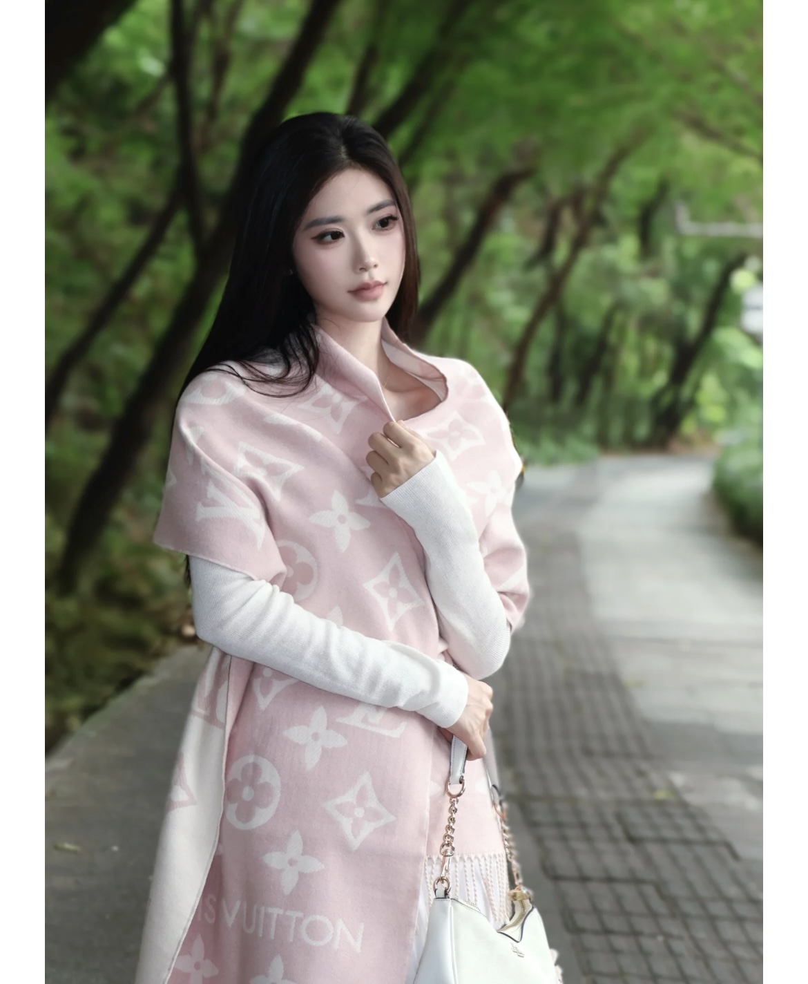 NO:603062,The LV [ESSENTIAL] scarf has arrived. The classic Monogram pattern is spread on both sides. The Monogram pattern and the Louis Vuitton logo are used to declare the brand heritage. It is paired with soft tassel trim, making it a casual choice besides the Reykjavik scarf. The simple design is powerful, and the bottom is decorated with contrasting Louis Vuitton English text. Universal style for couples.  The quality is very good, the jacquard handwriting is smooth, clear and three-dimensional, and the actual product is amazing. Good products from the channels wait for no one. If you like the products at the complete counter, you can’t miss it!  It’s a style you can’t go wrong with as a gift or for personal use [size 34x186cm wool] high version scarf, high version scarf, louis vuitton, louis vuitton19860909LV【ESSENTIAL】围巾到货 令经典 Monogram 图案铺陈两面,以 Monogram 图案和路易威登标识宣示品牌底蕴,搭配柔美流苏饰边,成就 Reykjavik 围巾之外的闲适之选.简单的设计却气场强大,底端饰有对比色路易威登英文字样 情侣通用款 质量非常好,提花字迹平整清晰有立体感,实物非常惊艳渠道好货不等人,完全的专柜品相喜欢就不能错过哦！送礼自用都是绝对错不了的款式【规格34x186cm 羊毛】高版本围巾,高版本围巾,louis vuitton,louis vuitton,scarf