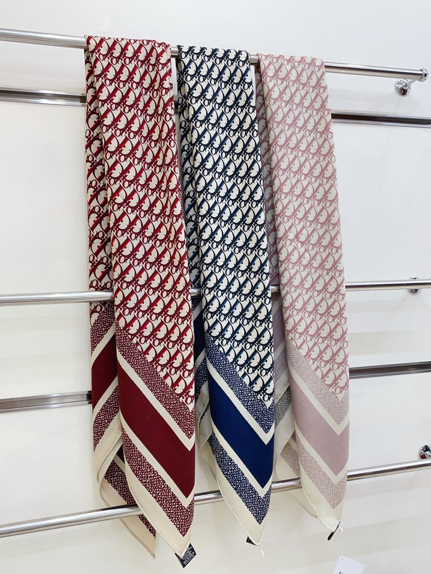 ✨✨【双面异色 丝毛款】Dior最最新的专柜主打款【D字母老花140】 💟 度假及日常都非常好搭配的款😍