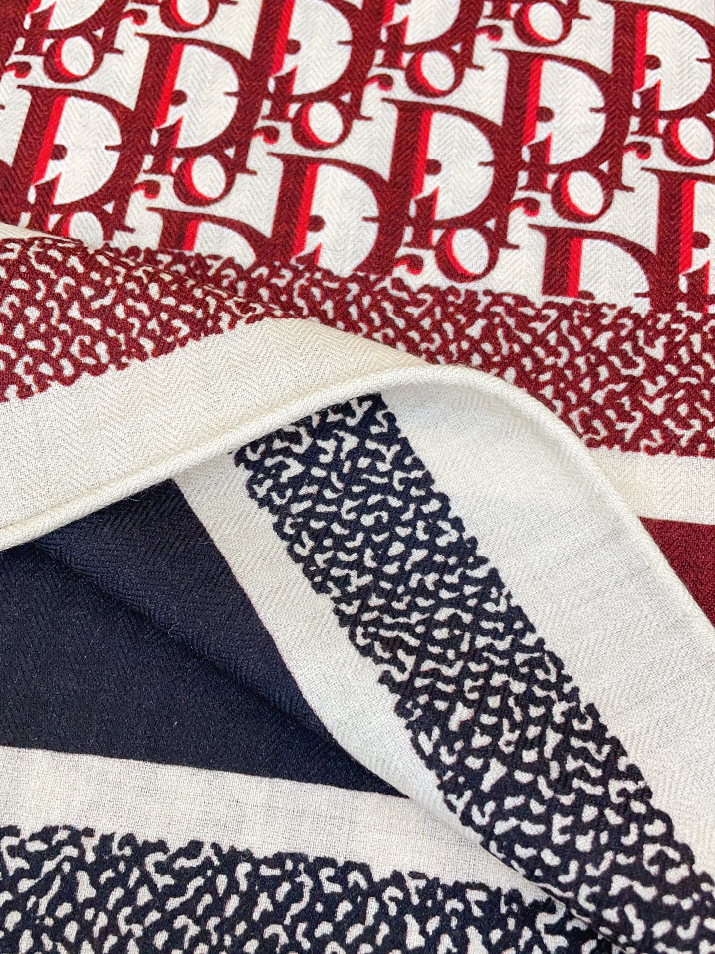 ✨✨【双面异色 丝毛款】Dior最最新的专柜主打款【D字母老花140】 💟 度假及日常都非常好搭配的款😍