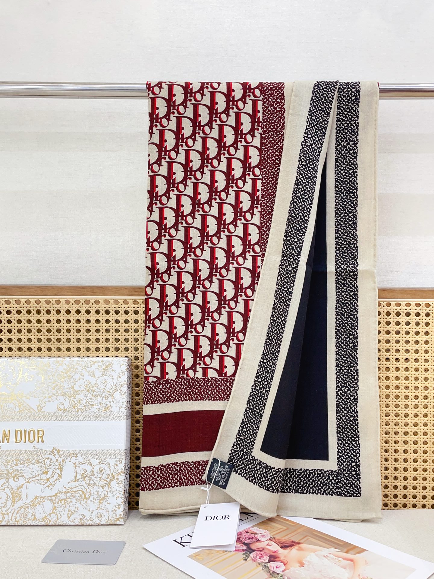 ✨✨【双面异色 丝毛款】Dior最最新的专柜主打款【D字母老花140】 💟 度假及日常都非常好搭配的款😍