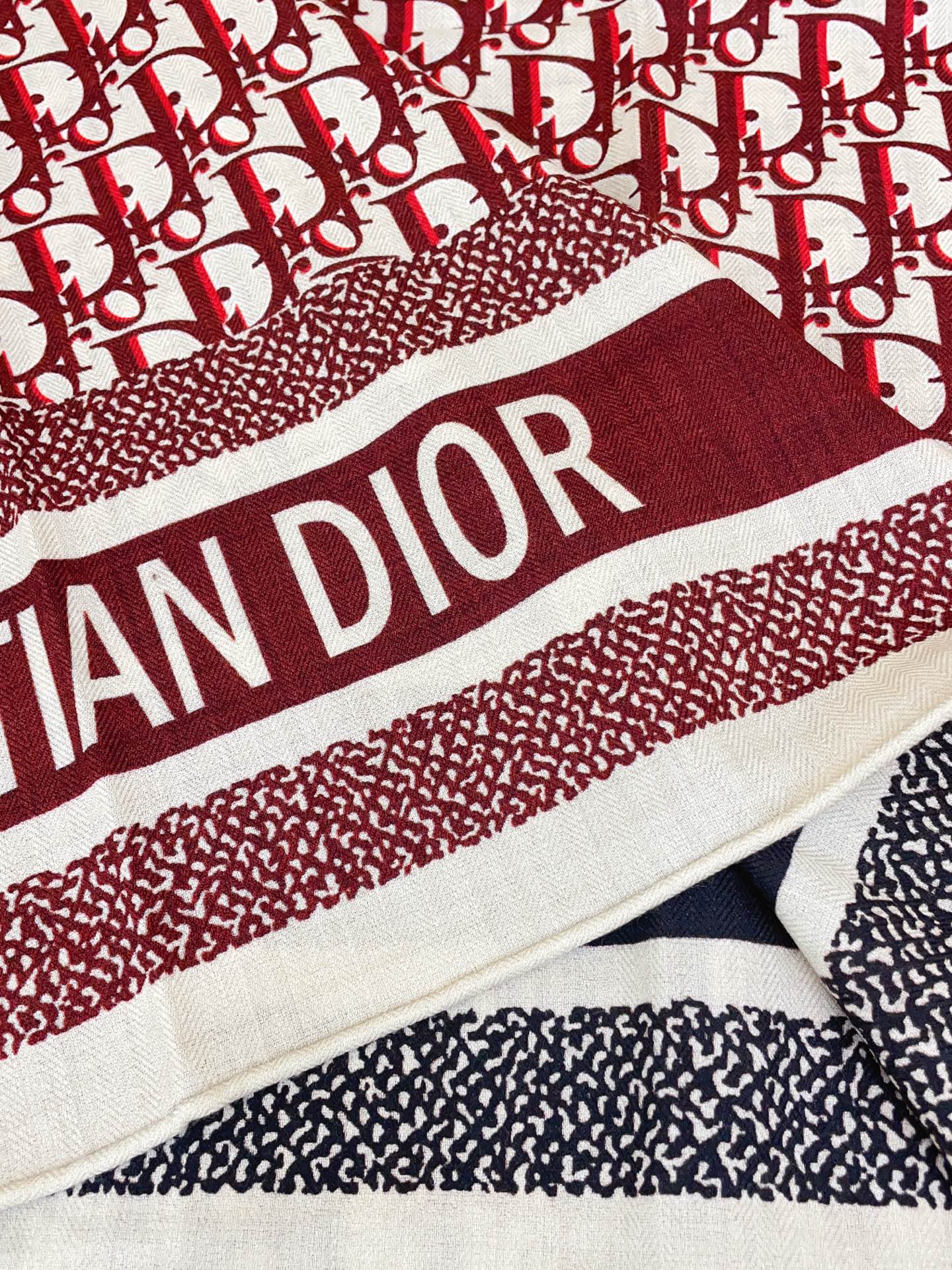 ✨✨【双面异色 丝毛款】Dior最最新的专柜主打款【D字母老花140】 💟 度假及日常都非常好搭配的款😍