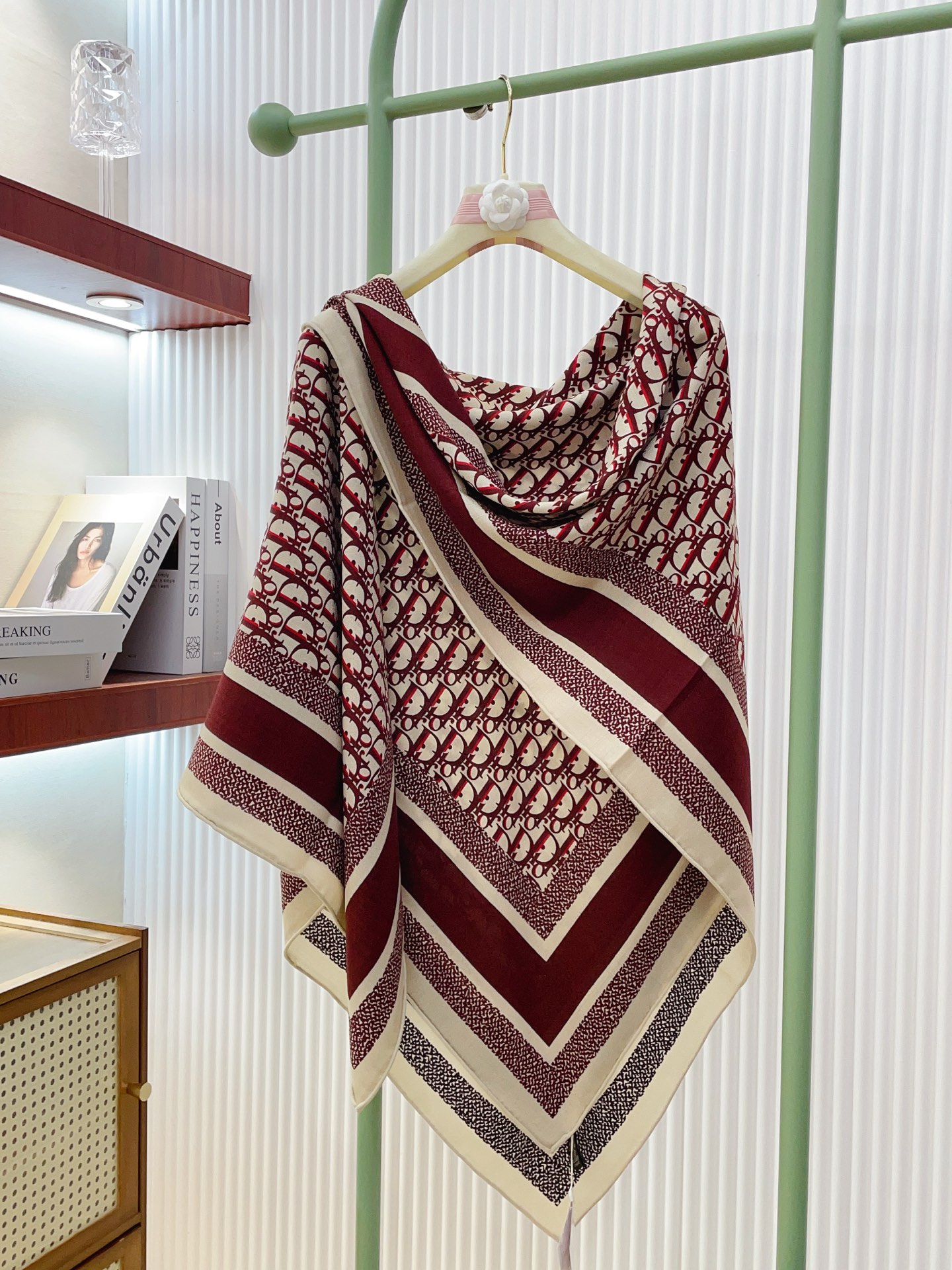 ✨✨【双面异色 丝毛款】Dior最最新的专柜主打款【D字母老花140】 💟 度假及日常都非常好搭配的款😍