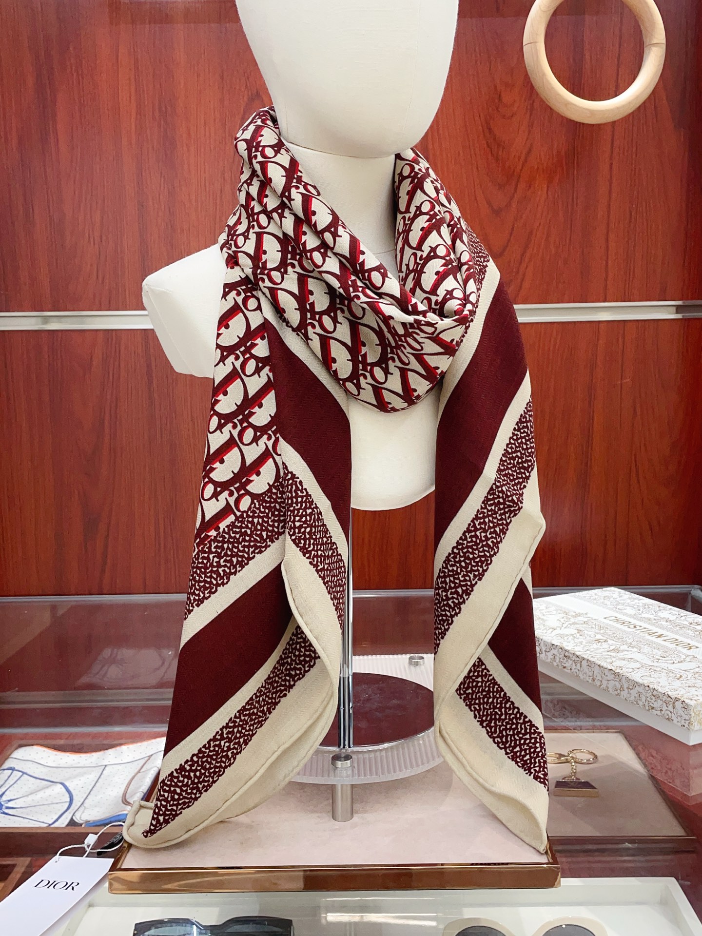 ✨✨【双面异色 丝毛款】Dior最最新的专柜主打款【D字母老花140】 💟 度假及日常都非常好搭配的款😍