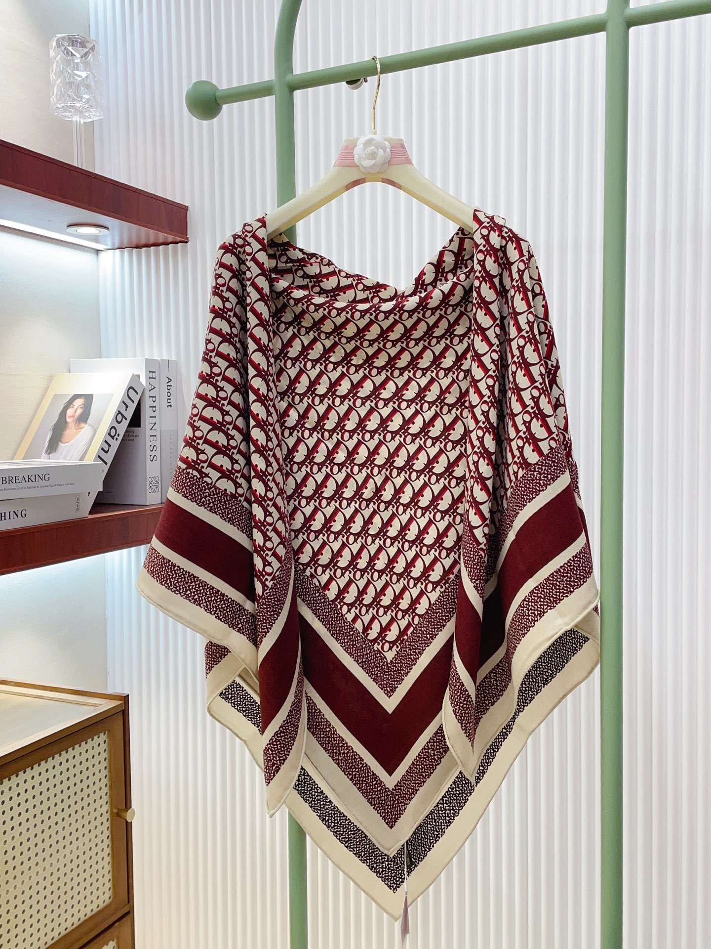 ✨✨【双面异色 丝毛款】Dior最最新的专柜主打款【D字母老花140】 💟 度假及日常都非常好搭配的款😍