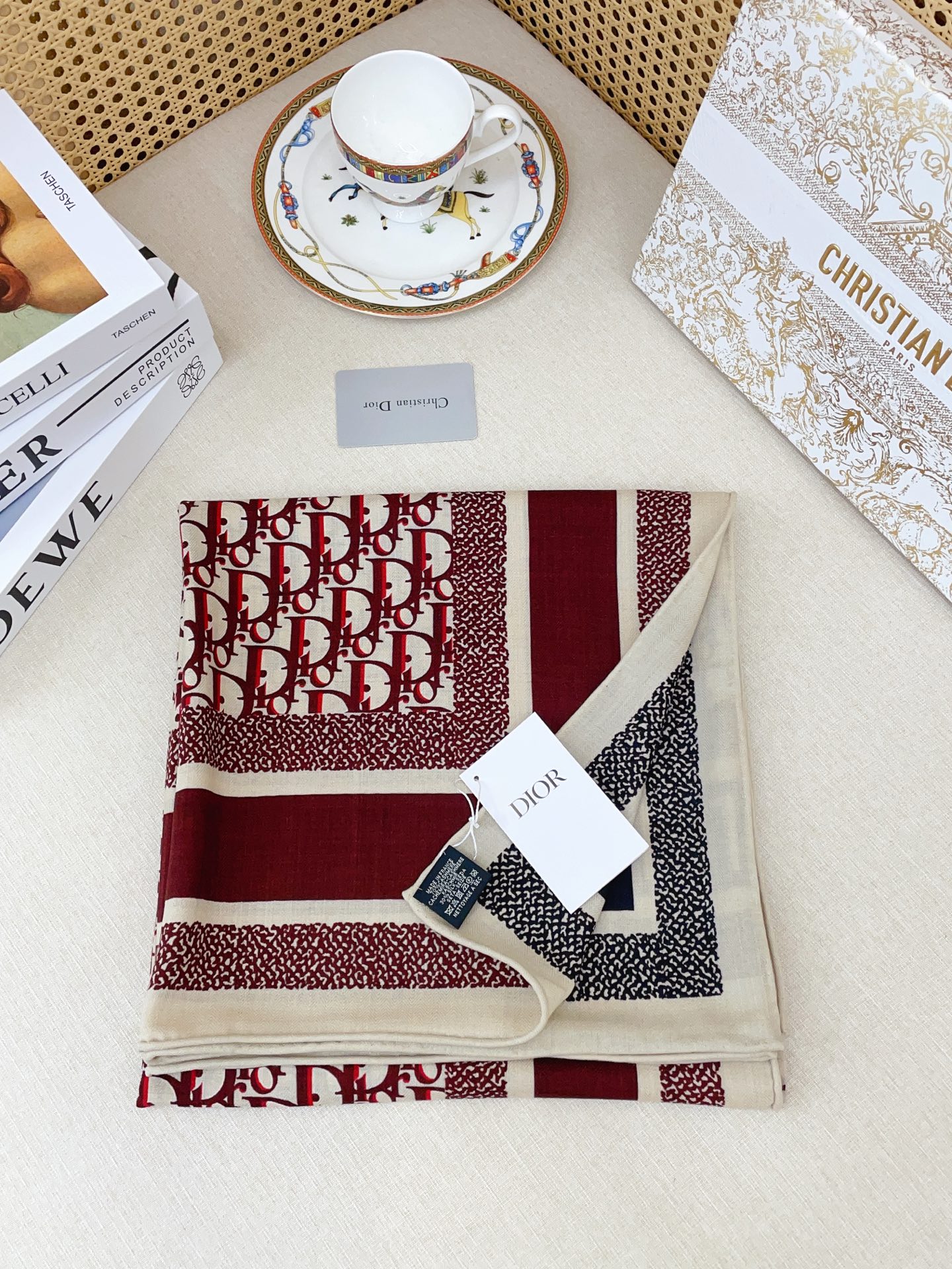 ✨✨【双面异色 丝毛款】Dior最最新的专柜主打款【D字母老花140】 💟 度假及日常都非常好搭配的款😍