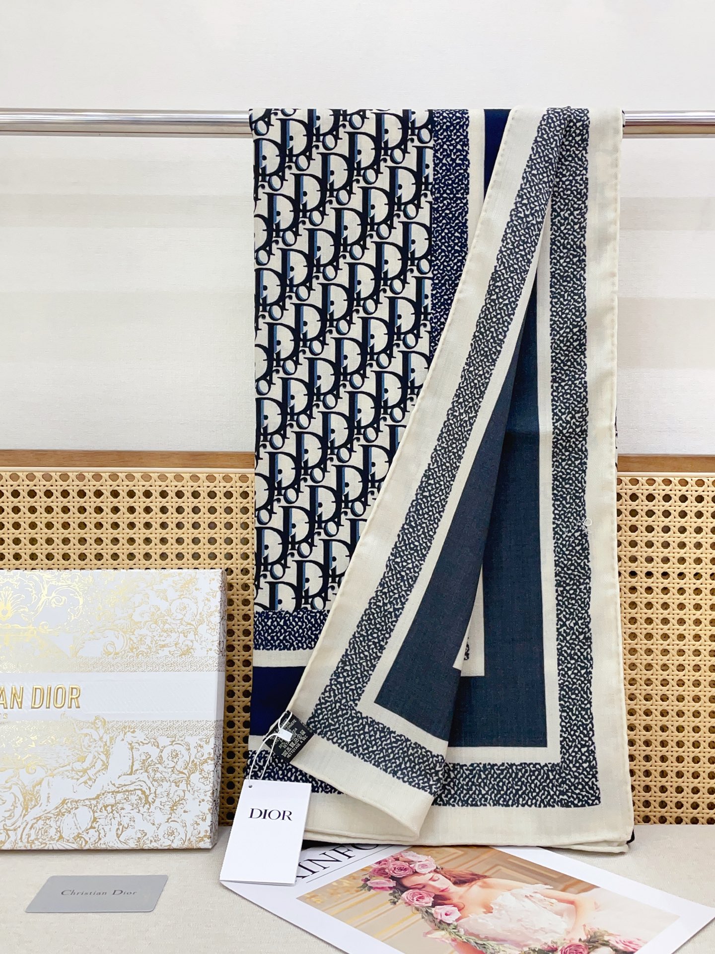 ✨✨【双面异色 丝毛款】Dior最最新的专柜主打款【D字母老花140】 💟 度假及日常都非常好搭配的款😍