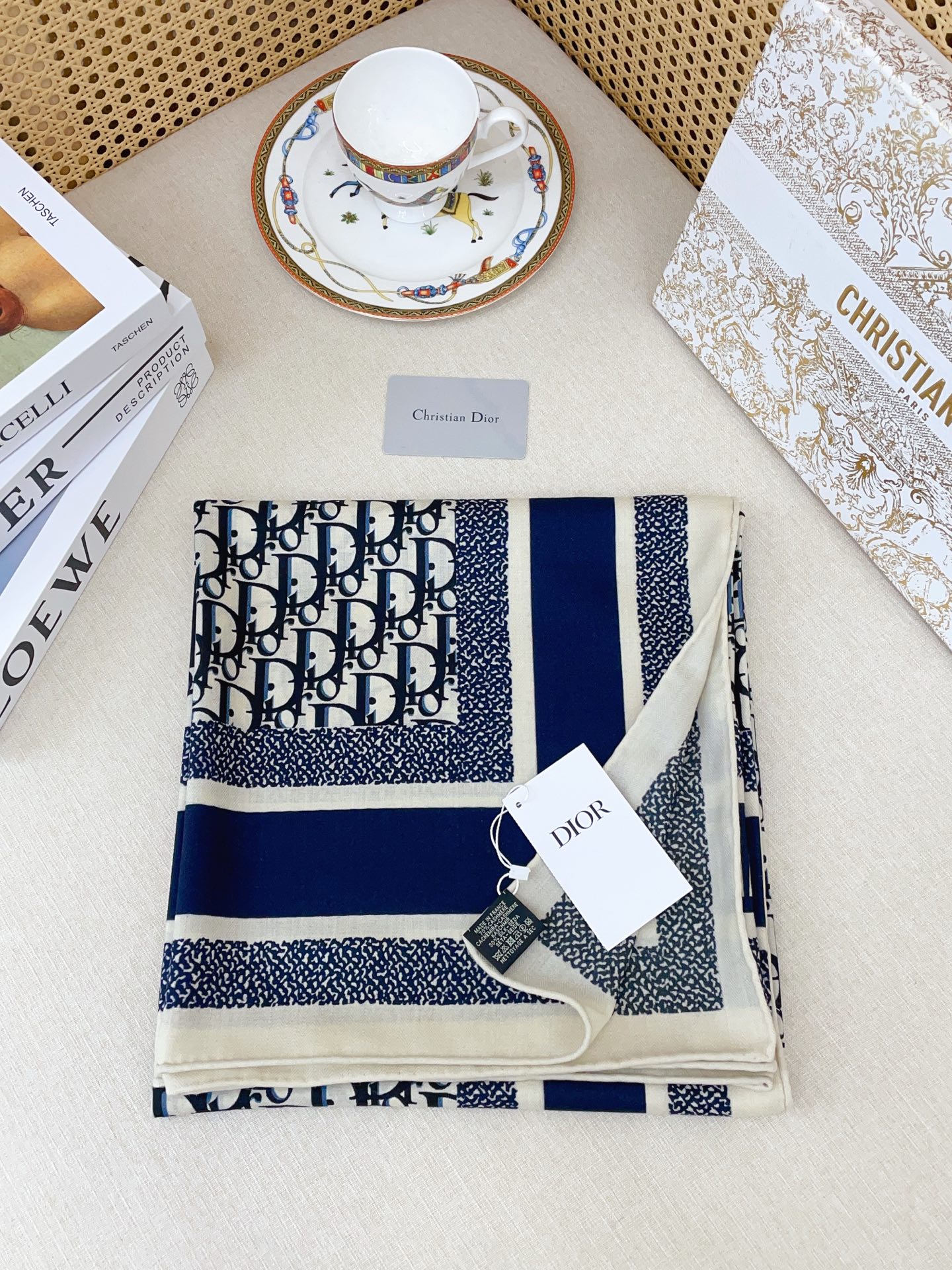 ✨✨【双面异色 丝毛款】Dior最最新的专柜主打款【D字母老花140】 💟 度假及日常都非常好搭配的款😍