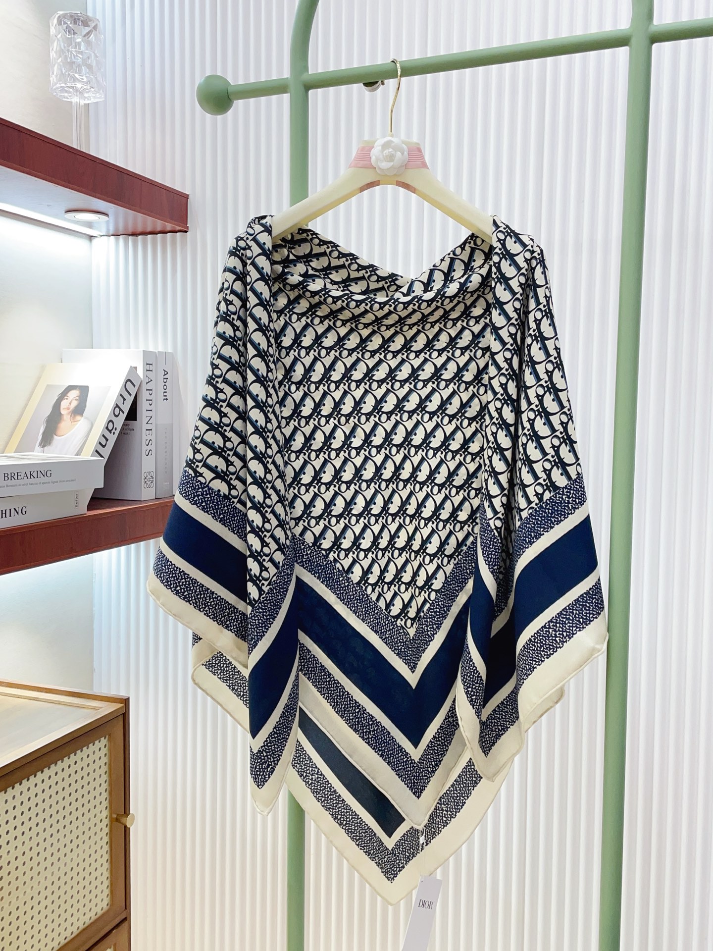 ✨✨【双面异色 丝毛款】Dior最最新的专柜主打款【D字母老花140】 💟 度假及日常都非常好搭配的款😍