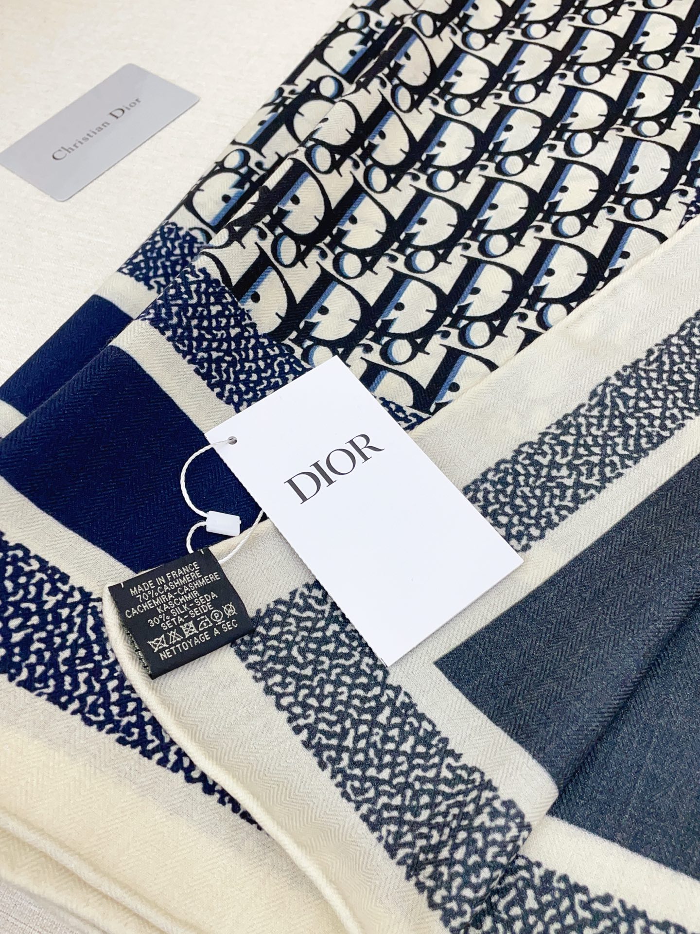 ✨✨【双面异色 丝毛款】Dior最最新的专柜主打款【D字母老花140】 💟 度假及日常都非常好搭配的款😍