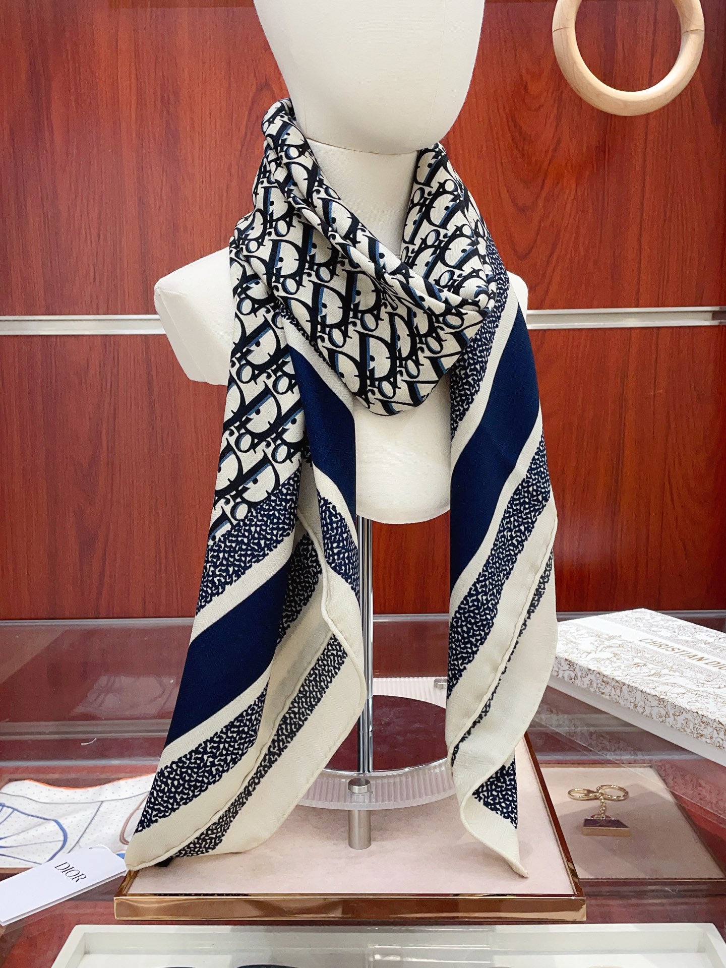 ✨✨【双面异色 丝毛款】Dior最最新的专柜主打款【D字母老花140】 💟 度假及日常都非常好搭配的款😍