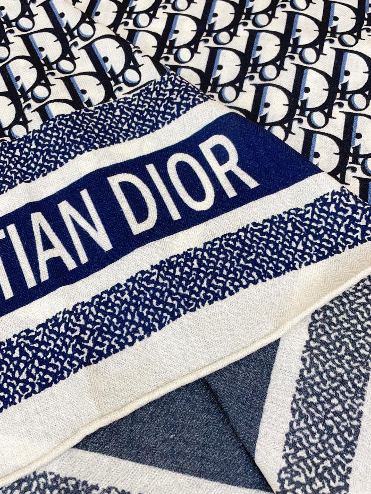 ✨✨【双面异色 丝毛款】Dior最最新的专柜主打款【D字母老花140】 💟 度假及日常都非常好搭配的款😍