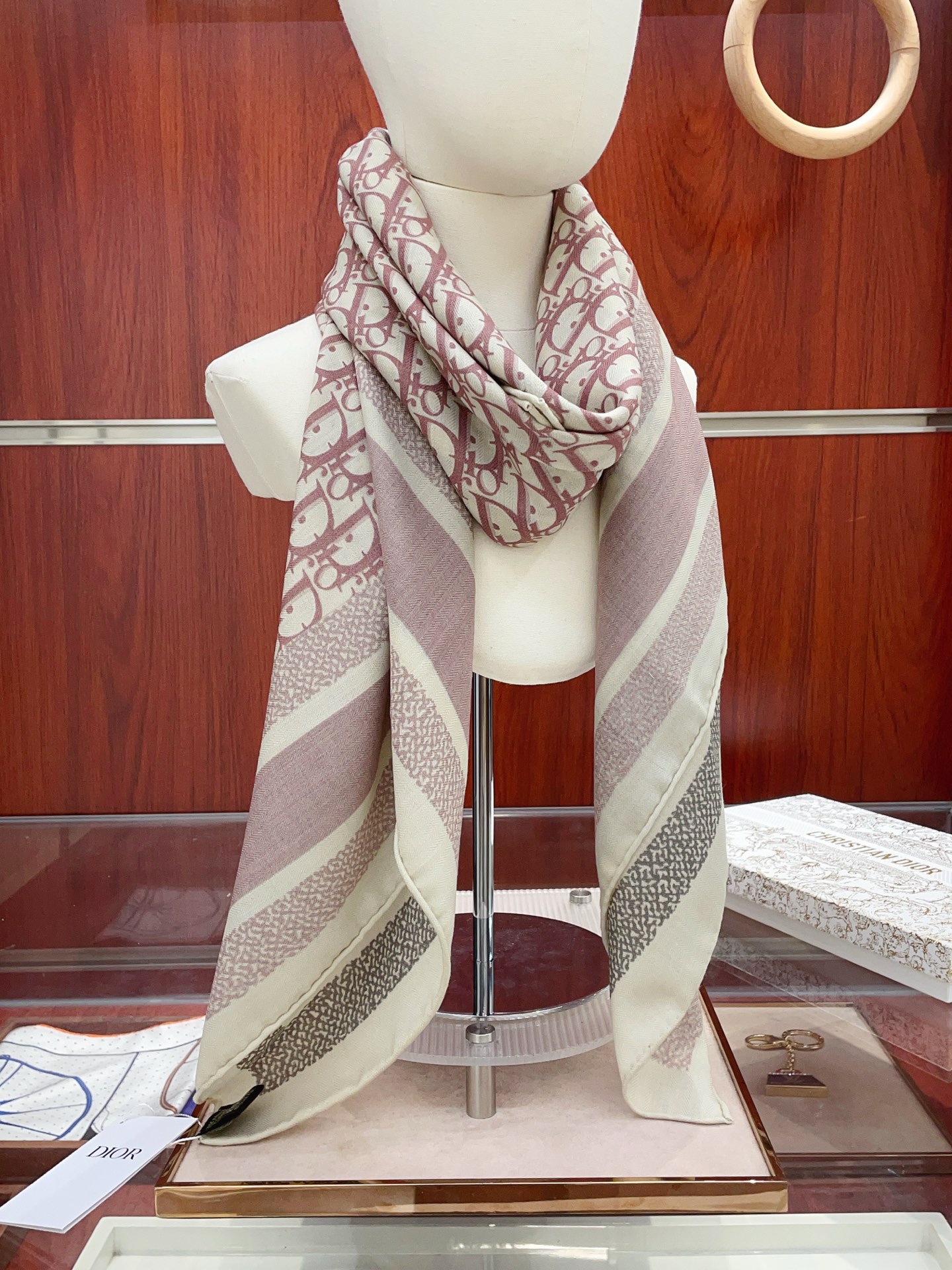 NO:642642,[Double-sided heterochromatic silk wool style] Dior's latest counter flagship model [D letter Presbyopia 140] A model that is very easy to match for vacation and daily life. Private orders] I want to go on vacation as soon as I see it. It is also very easy to wear for daily wear. Needless to say, the whole person will look very energetic. Needless to say, the details and quality are clearly visible. Absolutely praised high-standard quality 140*140 large square scarf, 70 cashmere silk high version scarf, high version scarf, dior, real  silk19860909【双面异色 丝毛款】Dior最最新的专柜主打款【D字母老花140】 度假及日常都非常好搭配的款订单私流】一看到就想去度假平时穿搭也非常好搭配,整个人看起来都会神采奕奕好多不用多说,细节品质都看得清楚,绝对获赞的高规格品质140*140大方巾,70羊绒真丝高版本围巾,高版本围巾,dior,real silk,scarf