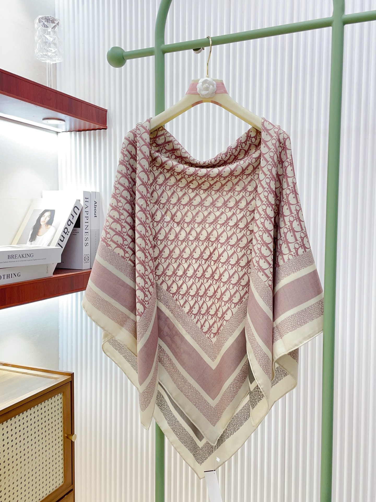 ✨✨【双面异色 丝毛款】Dior最最新的专柜主打款【D字母老花140】 💟 度假及日常都非常好搭配的款😍