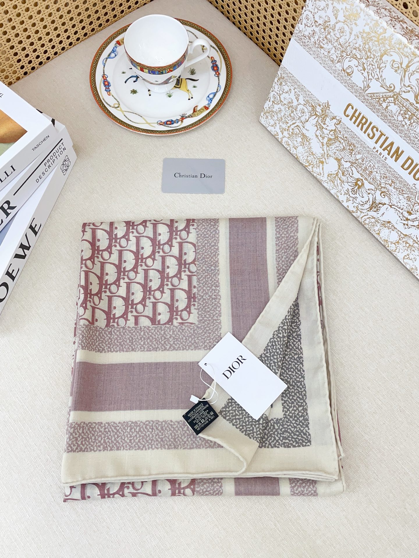 ✨✨【双面异色 丝毛款】Dior最最新的专柜主打款【D字母老花140】 💟 度假及日常都非常好搭配的款😍