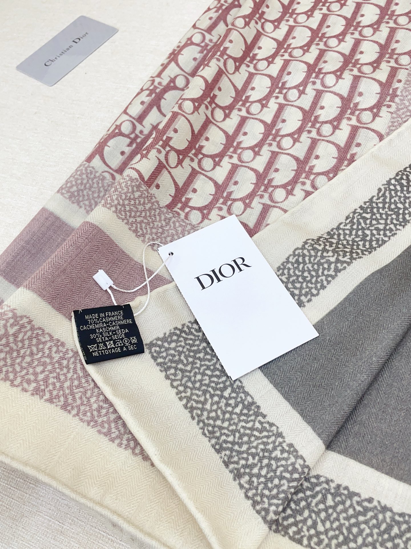 ✨✨【双面异色 丝毛款】Dior最最新的专柜主打款【D字母老花140】 💟 度假及日常都非常好搭配的款😍