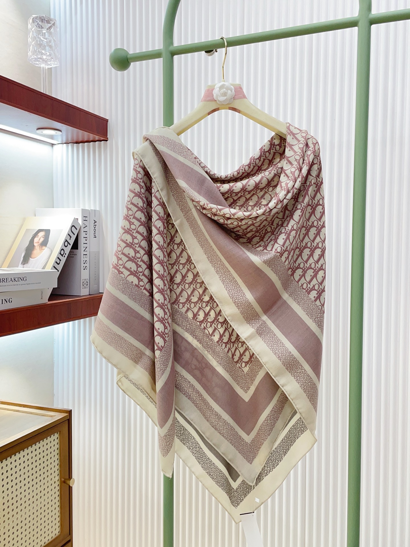 ✨✨【双面异色 丝毛款】Dior最最新的专柜主打款【D字母老花140】 💟 度假及日常都非常好搭配的款😍