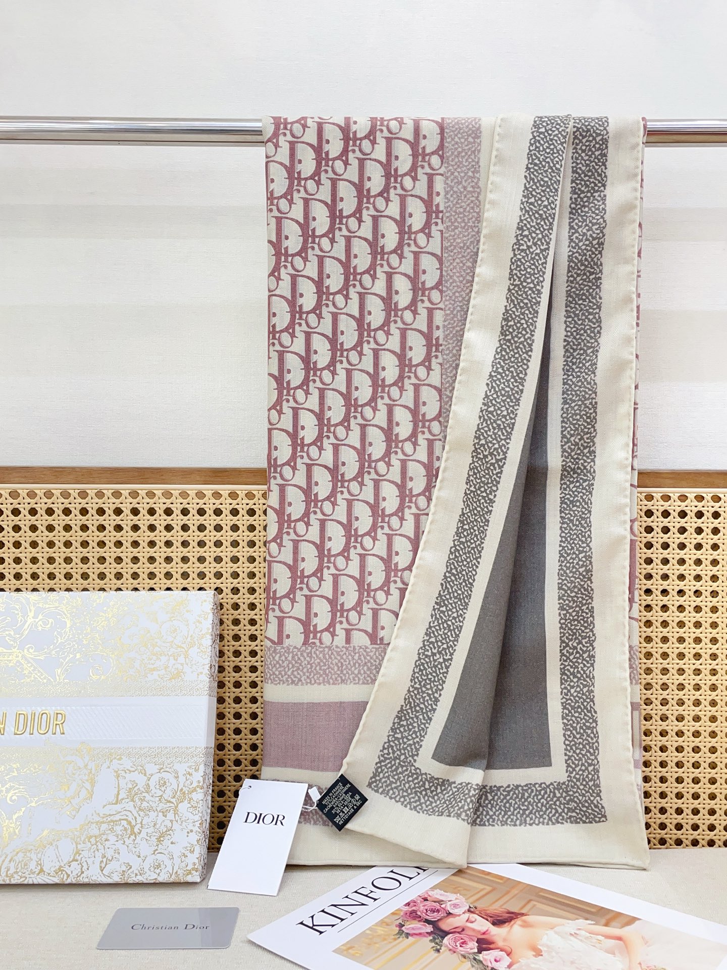 ✨✨【双面异色 丝毛款】Dior最最新的专柜主打款【D字母老花140】 💟 度假及日常都非常好搭配的款😍