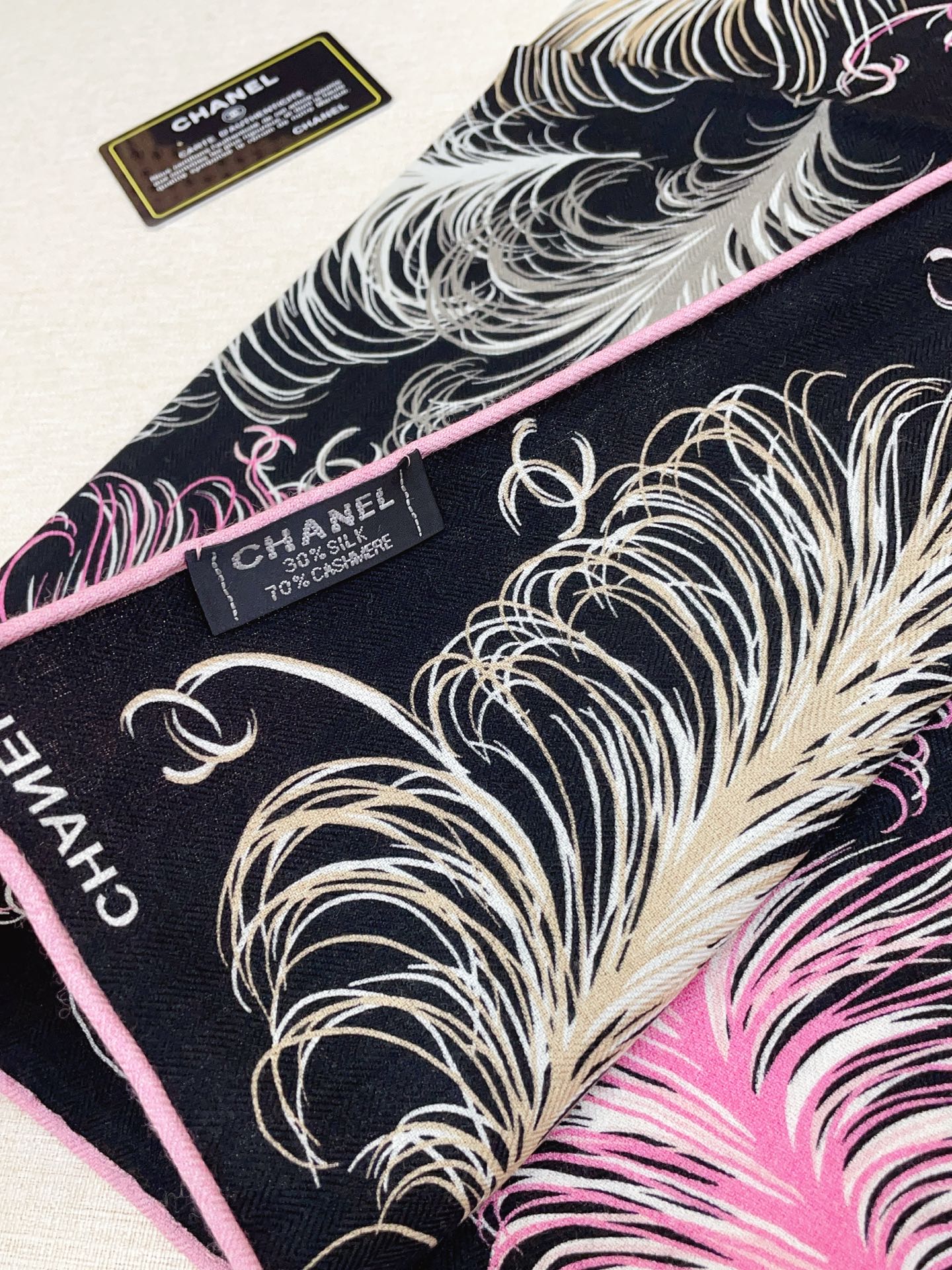 ✨✨【丝毛款 双面同色】新品小香家【小方巾】秋冬丝毛款 随意切换造型 ,小巧又不失优雅的款式 60*60