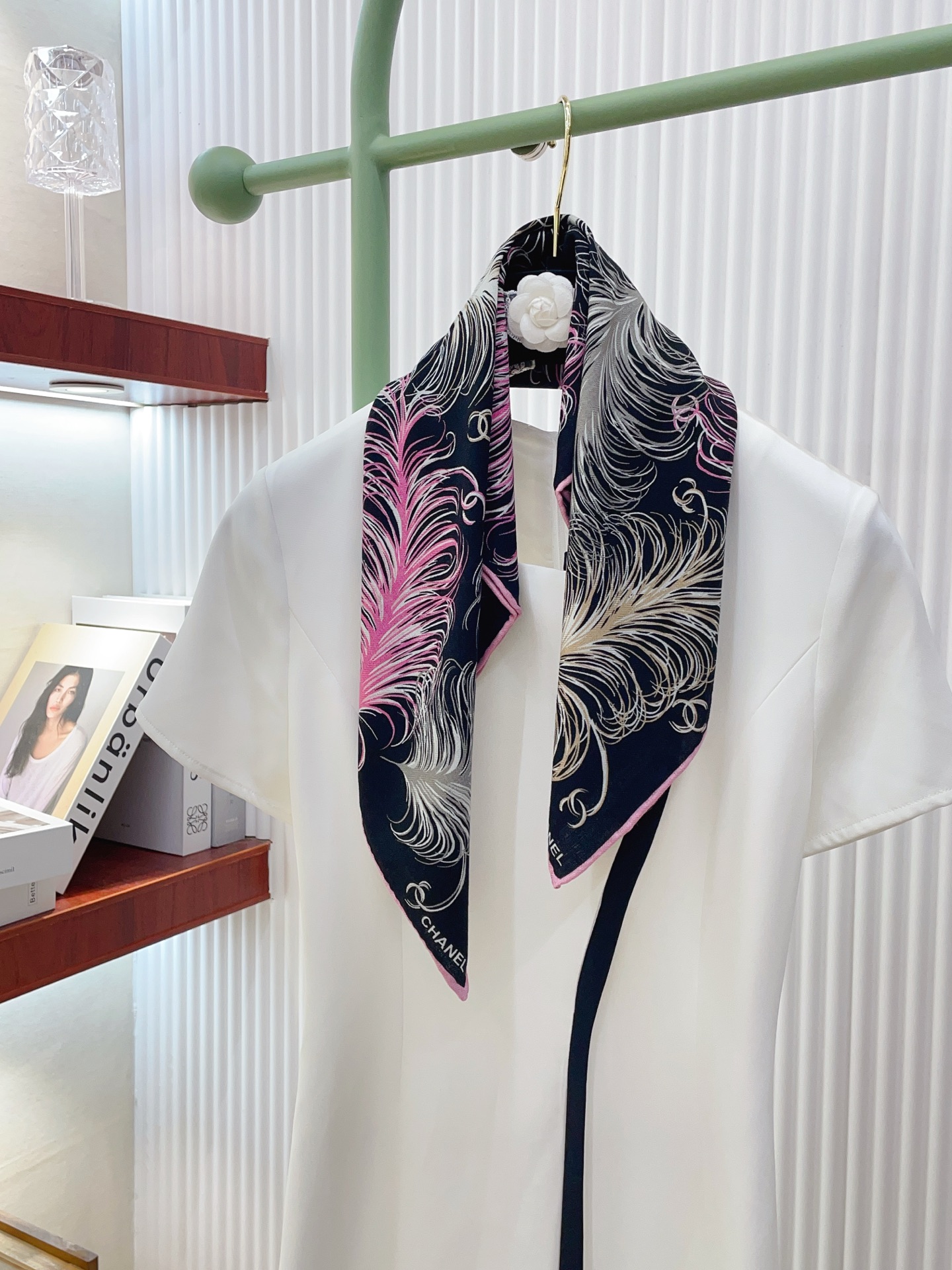 ✨✨【丝毛款 双面同色】新品小香家【小方巾】秋冬丝毛款 随意切换造型 ,小巧又不失优雅的款式 60*60