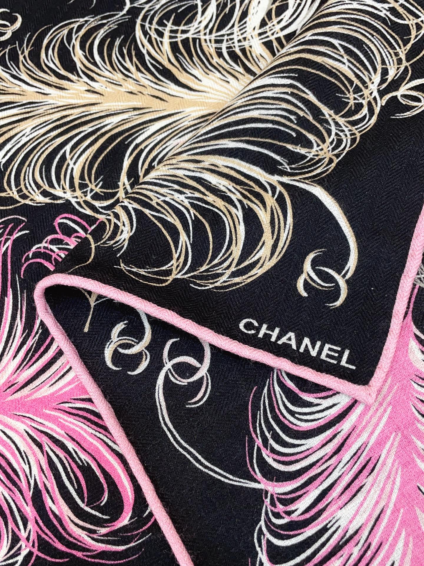 ✨✨【丝毛款 双面同色】新品小香家【小方巾】秋冬丝毛款 随意切换造型 ,小巧又不失优雅的款式 60*60