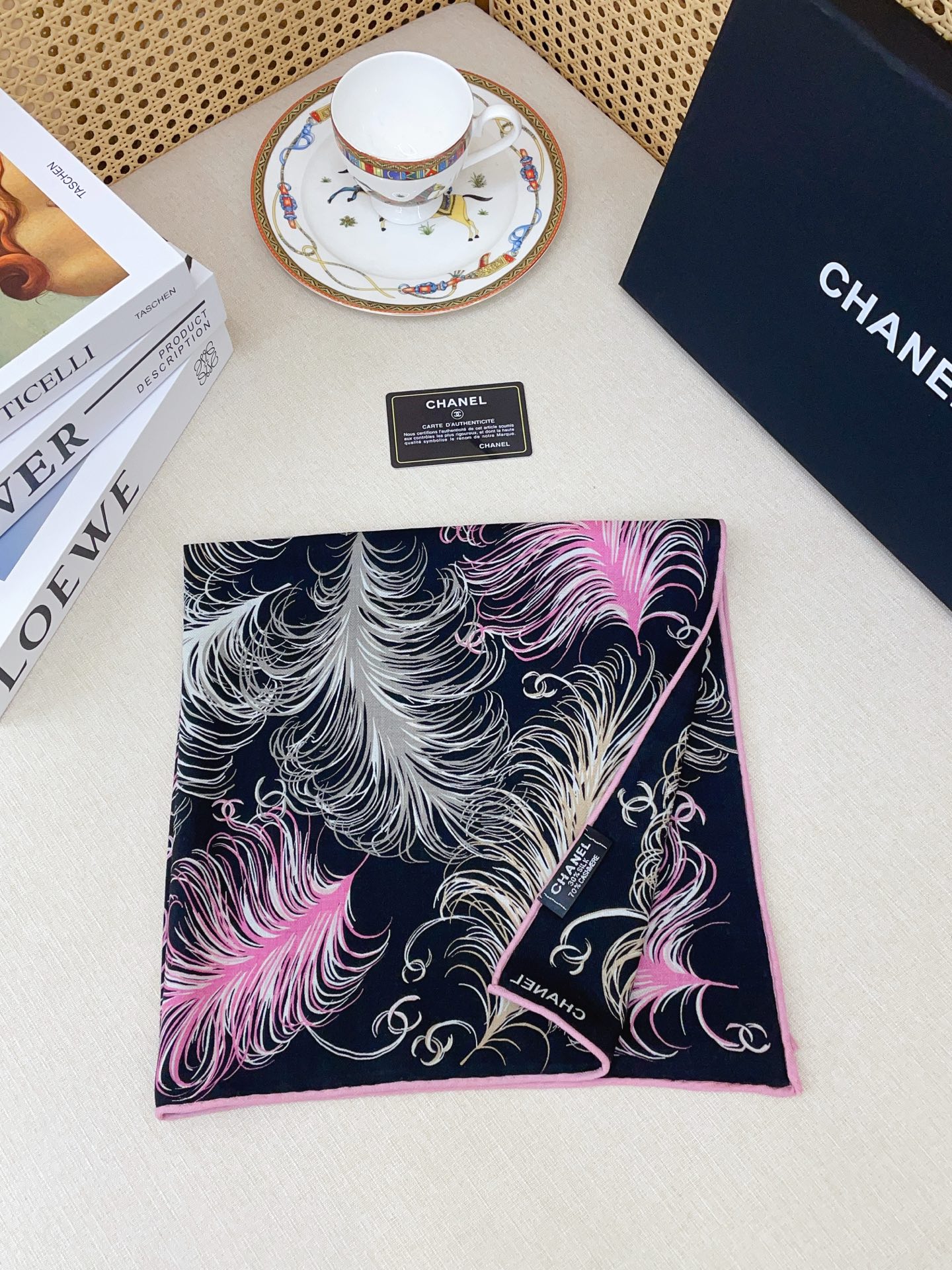 ✨✨【丝毛款 双面同色】新品小香家【小方巾】秋冬丝毛款 随意切换造型 ,小巧又不失优雅的款式 60*60