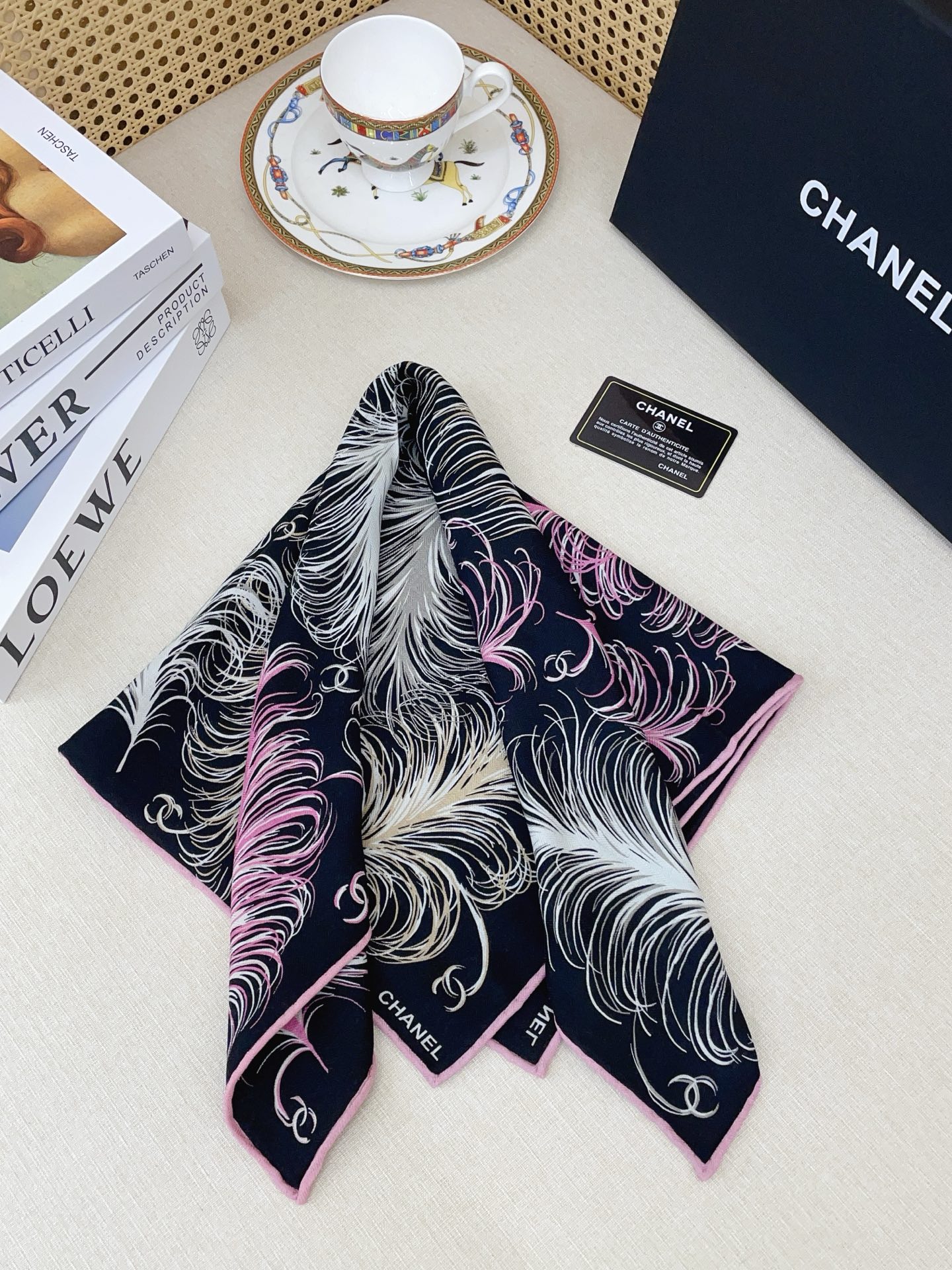 ✨✨【丝毛款 双面同色】新品小香家【小方巾】秋冬丝毛款 随意切换造型 ,小巧又不失优雅的款式 60*60