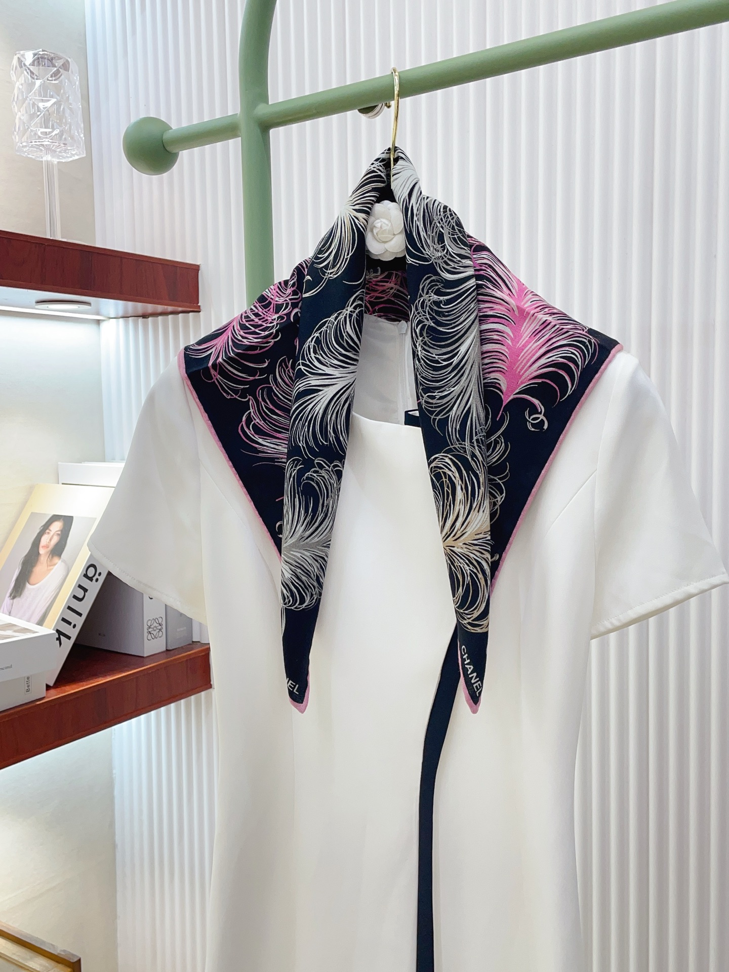 ✨✨【丝毛款 双面同色】新品小香家【小方巾】秋冬丝毛款 随意切换造型 ,小巧又不失优雅的款式 60*60