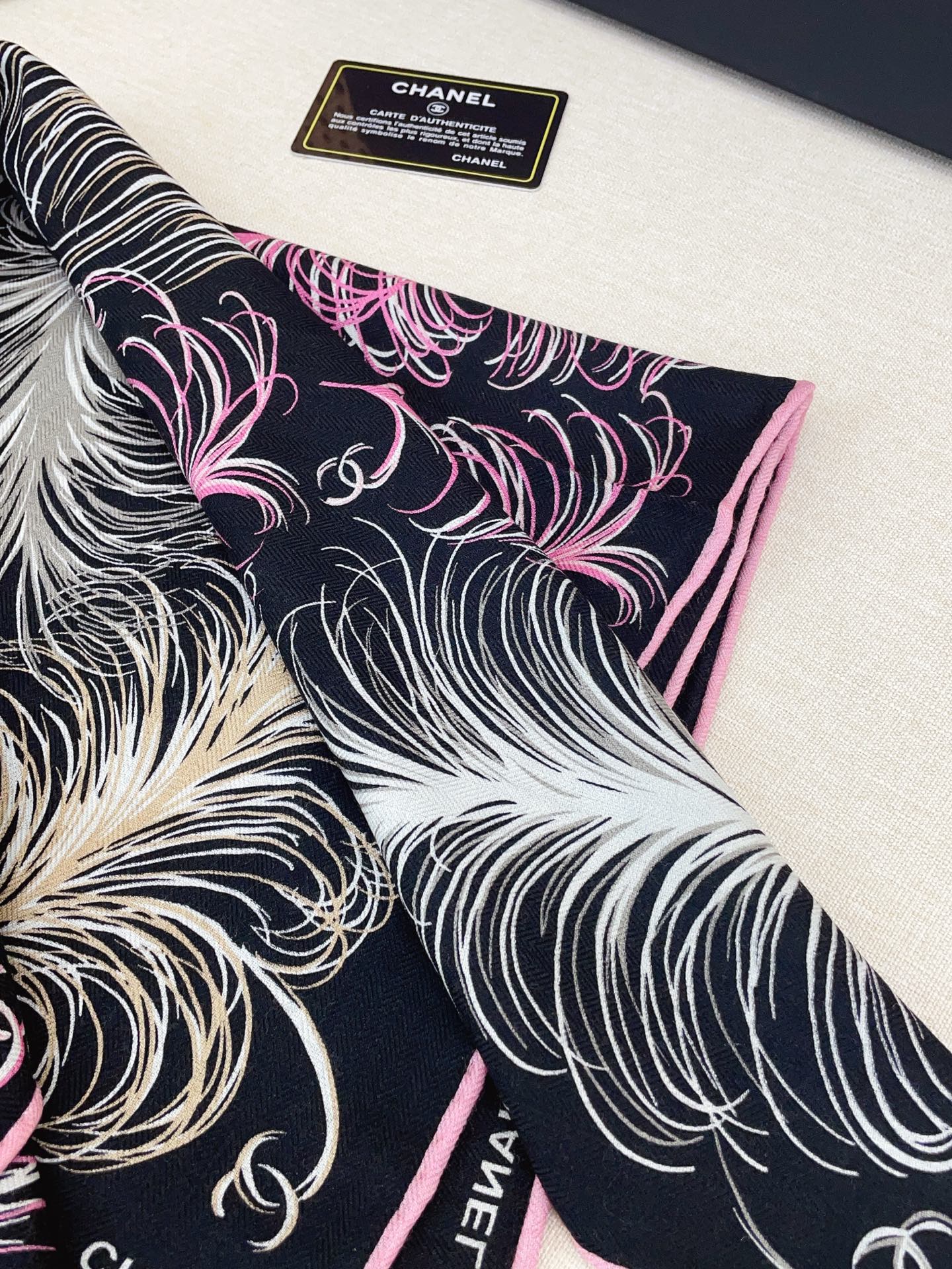 ✨✨【丝毛款 双面同色】新品小香家【小方巾】秋冬丝毛款 随意切换造型 ,小巧又不失优雅的款式 60*60