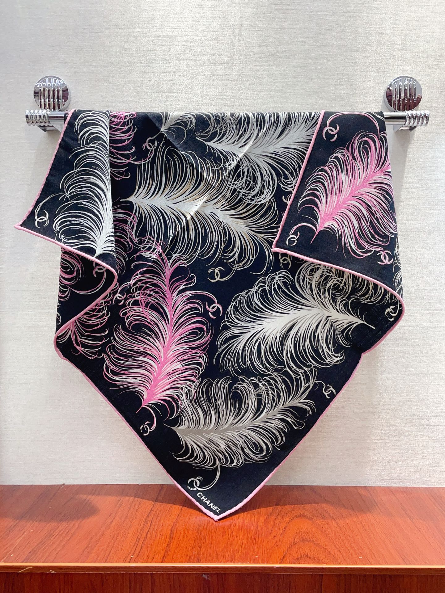 ✨✨【丝毛款 双面同色】新品小香家【小方巾】秋冬丝毛款 随意切换造型 ,小巧又不失优雅的款式 60*60