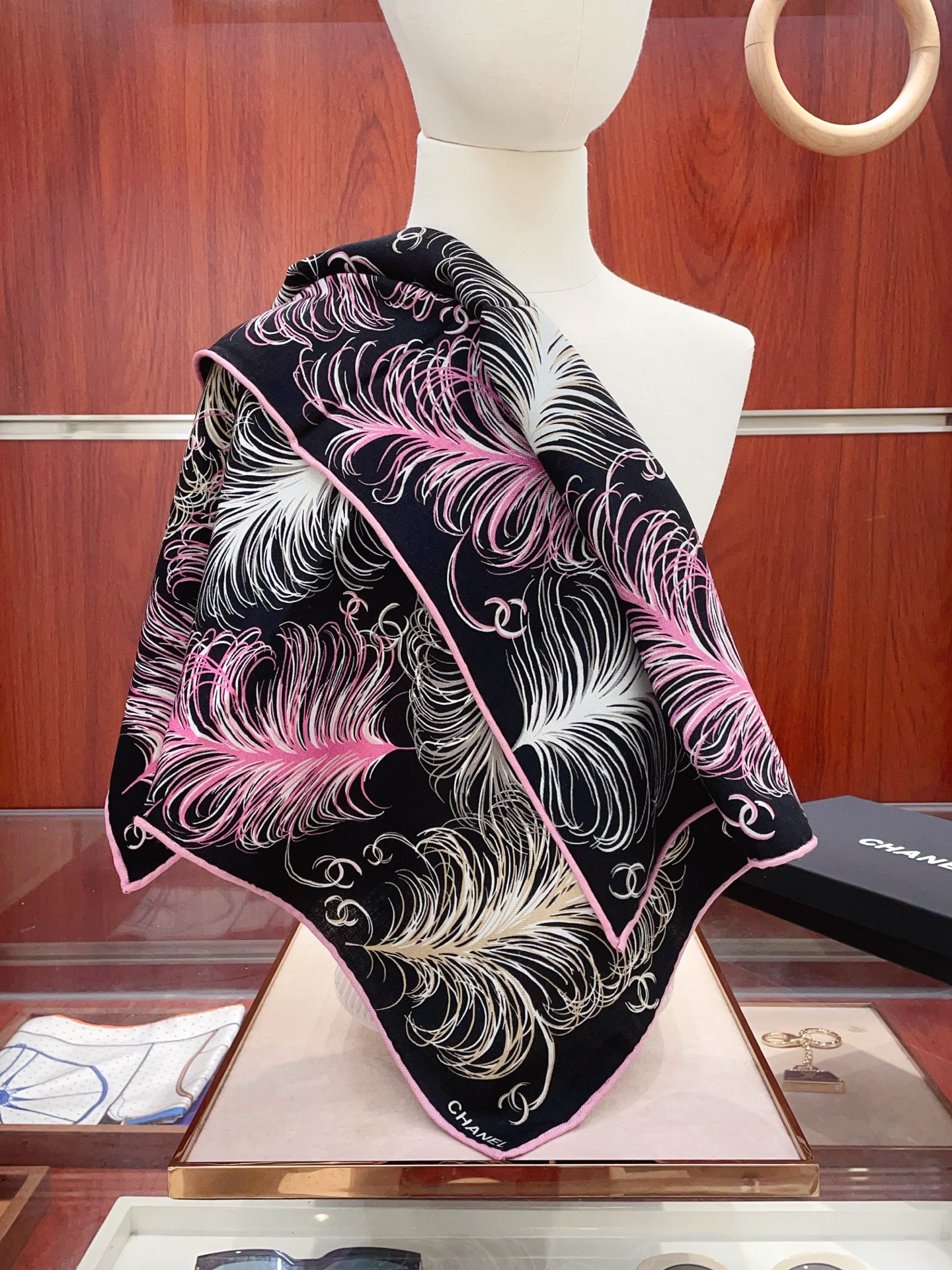 NO:619556,[Silk wool style, double-sided same color] New Xiaoxiangjia [Small square scarf] Autumn and winter silk wool style, you can switch styles at will, compact yet elegant style 60*60 gold size, high-end fashion without being too ostentatious, very design-like and elegant to the core!  This year’s new series~ is really beautiful with such a design!  A must!  The upper body effect is simply high-end and elegant!  high version scarf,high version scarf,chanel,gold19860909【丝毛款 双面同色】新品小香家【小方巾】秋冬丝毛款 随意切换造型 ,小巧又不失优雅的款式 60*60 黄金尺寸 高级时尚又不会过于张扬,很有设计感~气质到骨子里！今年新出的系列~真的被这样的设计美！必入！上身效果简直高级优雅气质到不行！高版本围巾,高版本围巾,chanel,gold,scarf