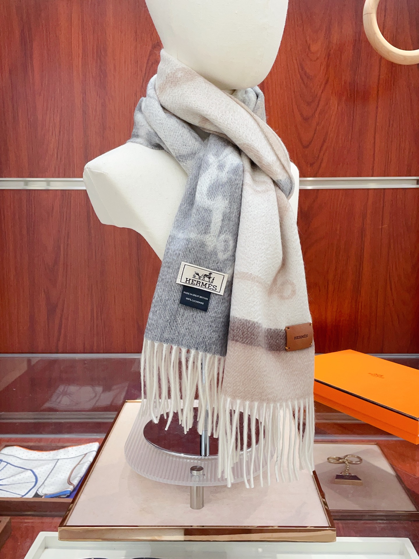 NO:642631,[Full cashmere style] H family's new style [genuine leather LOGO] cashmere long scarf is so beautiful [crying] Royal palace-level top quality same style for men and women. Imported pure cashmere jacquard. It feels soft, comfortable and beautiful. It really matches the skin tone of the upper body. It is versatile. You can decide whether it looks good or not. Scarf size, selected pure cashmere, 180*30cm. Best choice for gift giving, high version scarf, high version scarf19860909【全羊绒款】H家新款【真皮LOGO】羊绒长巾美翻了[流泪]御用殿堂级极品男女同款 进口纯羊绒提花 手感柔软舒适美丽至极 真的 上身极为衬肤色 百搭 好看不好看自己看吧 围巾尺寸,精选纯羊绒,180*30cm 送礼首选佳品高版本围巾,高版本围巾,scarf