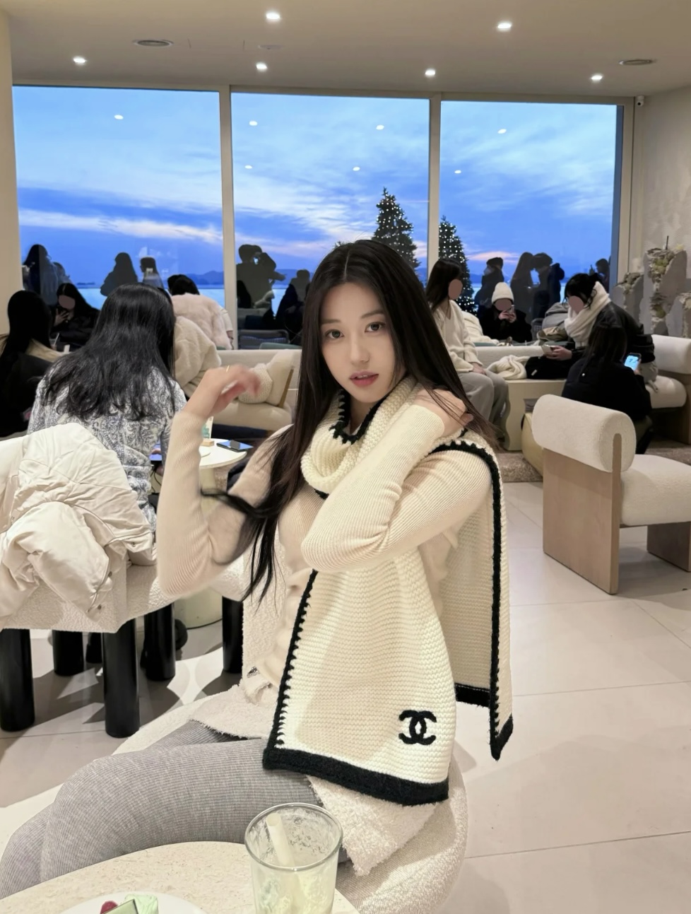 🉐️230✨✨【高品质 立体LOGO】新款 CHANEL羊绒毛针织长巾‼️美翻了[流泪]御用殿堂级极品‼️新款在售 进口纯羊毛时尚银线镶边针织毛线❗️美丽至极 真的 上身极为衬肤色 百搭 好看不好看自己看吧 ‼围巾尺寸30*200cm，100%精选纯羊毛，送礼🎁首选佳品😍😘