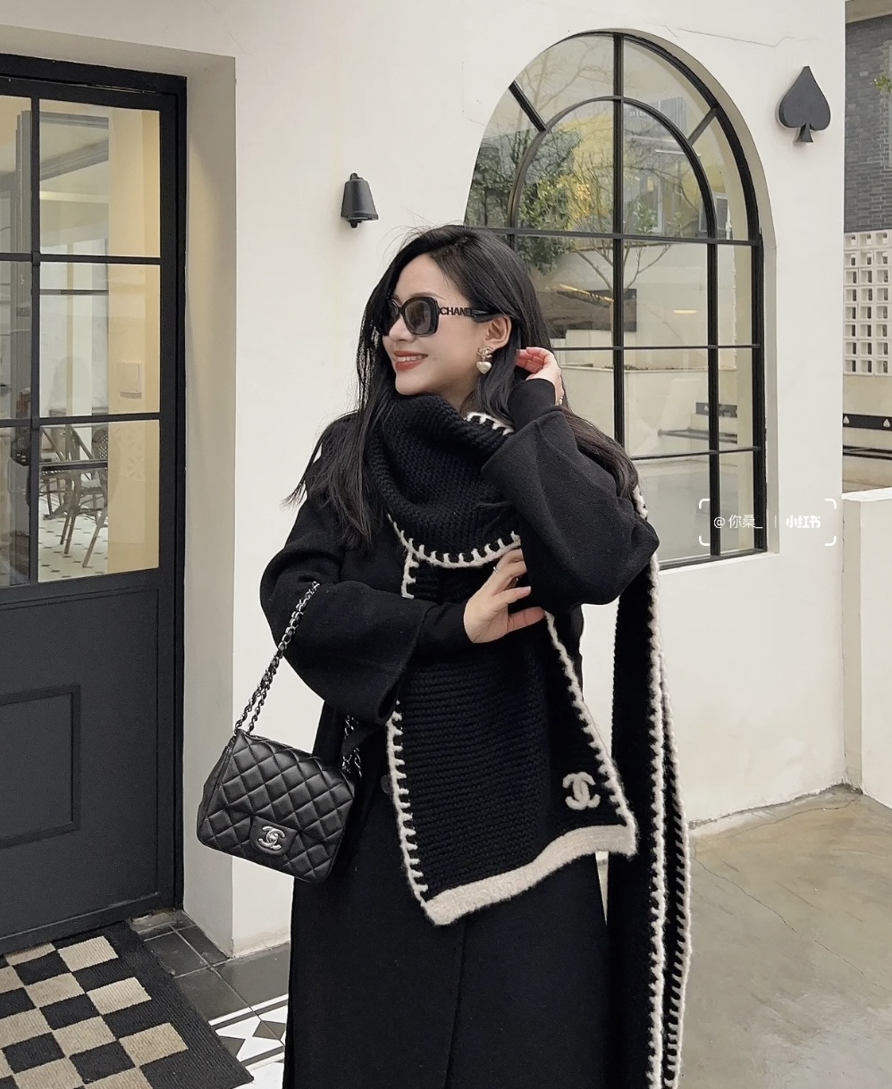 NO:642590,[High quality three-dimensional LOGO] The new CHANEL cashmere wool knitted long scarf is so beautiful [crying] The royal palace-level new model is on sale. The imported pure wool fashionable silver thread trimmed knitted wool is extremely beautiful. It really matches the skin tone on the upper body. It is versatile. You can decide whether it looks good or not. The scarf size is 30*200cm, pure wool is selected, the best choice for gifts. High version scarf, high version scarf, chanel19860909【高品质 立体LOGO】新款 CHANEL羊绒毛针织长巾美翻了[流泪]御用殿堂级极品新款在售 进口纯羊毛时尚银线镶边针织毛线美丽至极 真的 上身极为衬肤色 百搭 好看不好看自己看吧 围巾尺寸30*200cm,精选纯羊毛,送礼首选佳品高版本围巾,高版本围巾,chanel,scarf